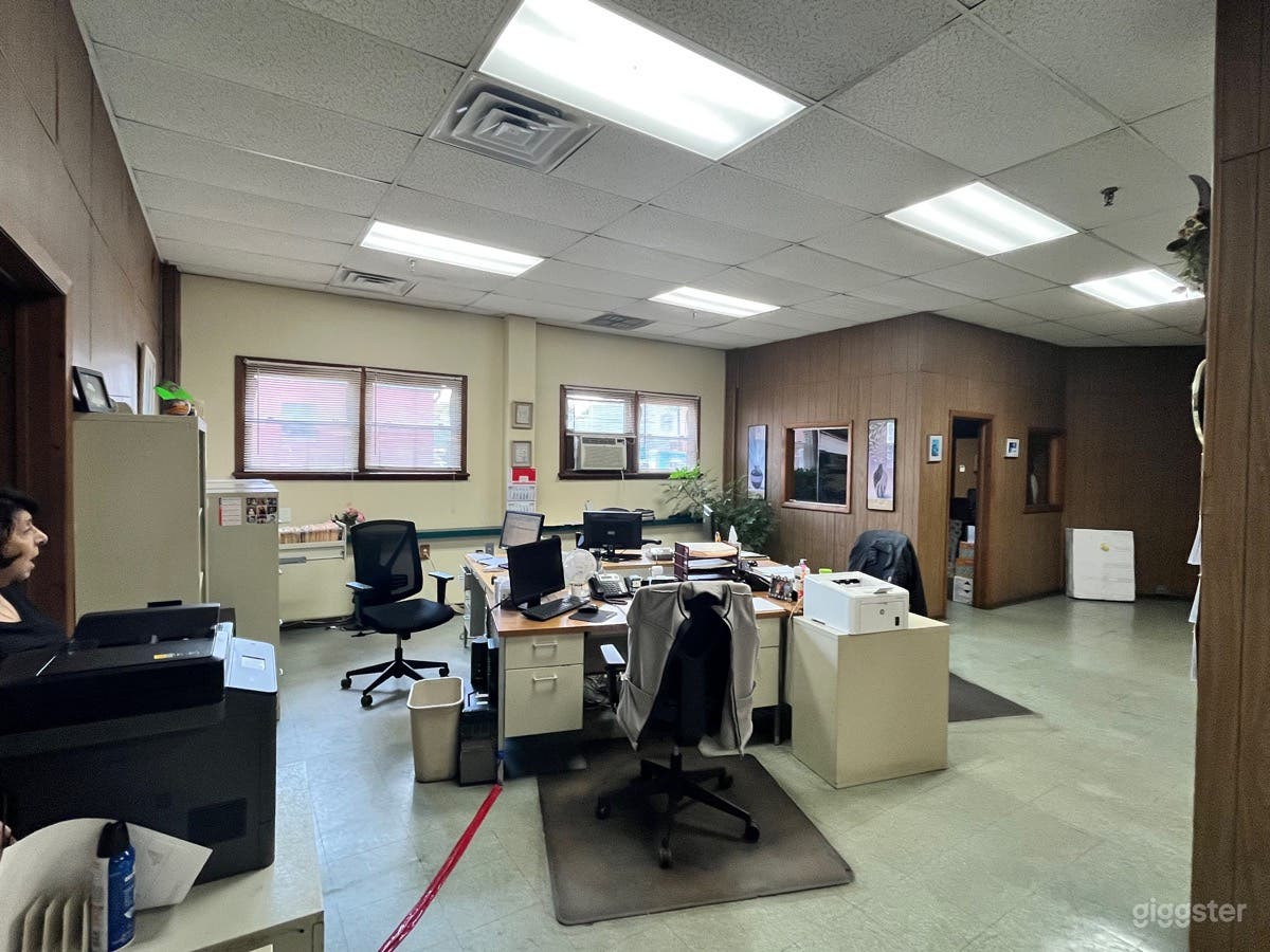 Dated, retro offices Photo 3