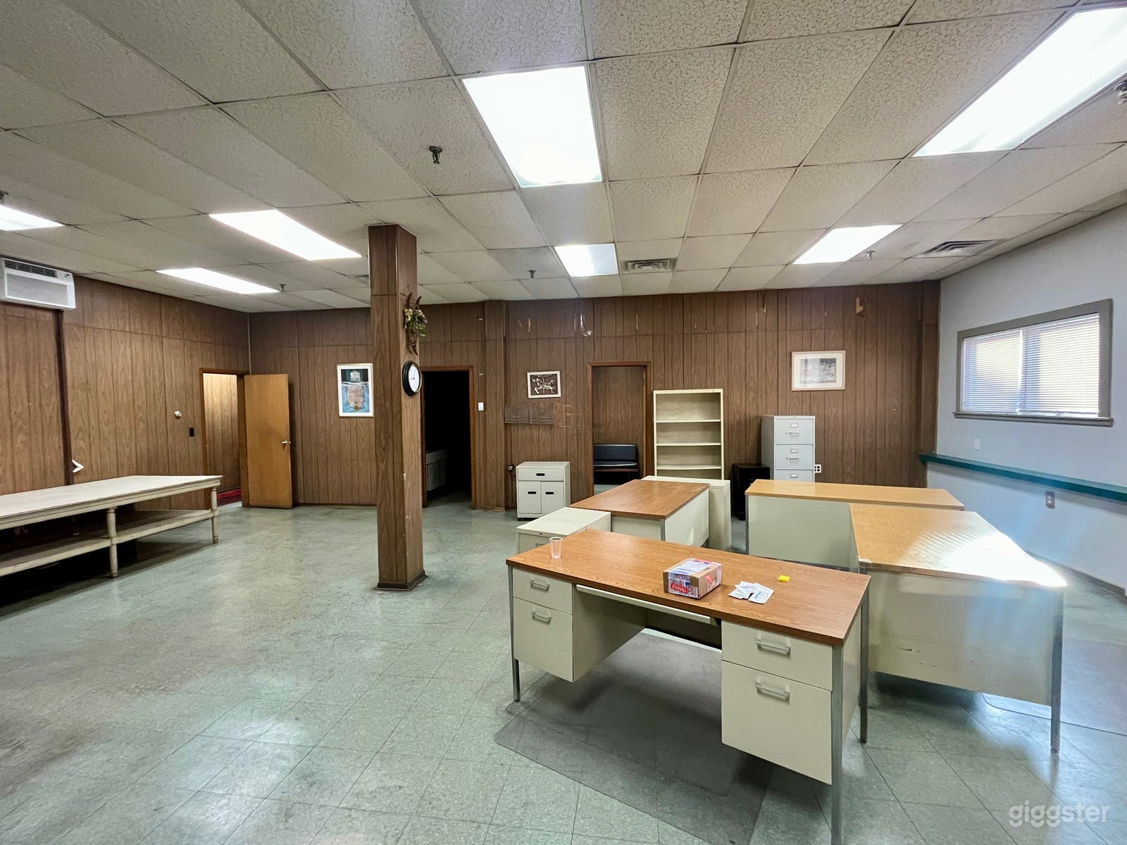 Dated, retro offices Photo 4