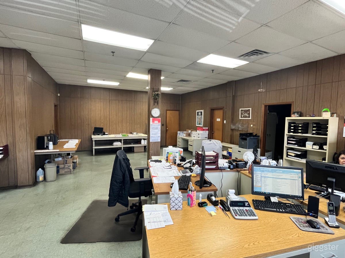 Dated, retro offices Photo 1