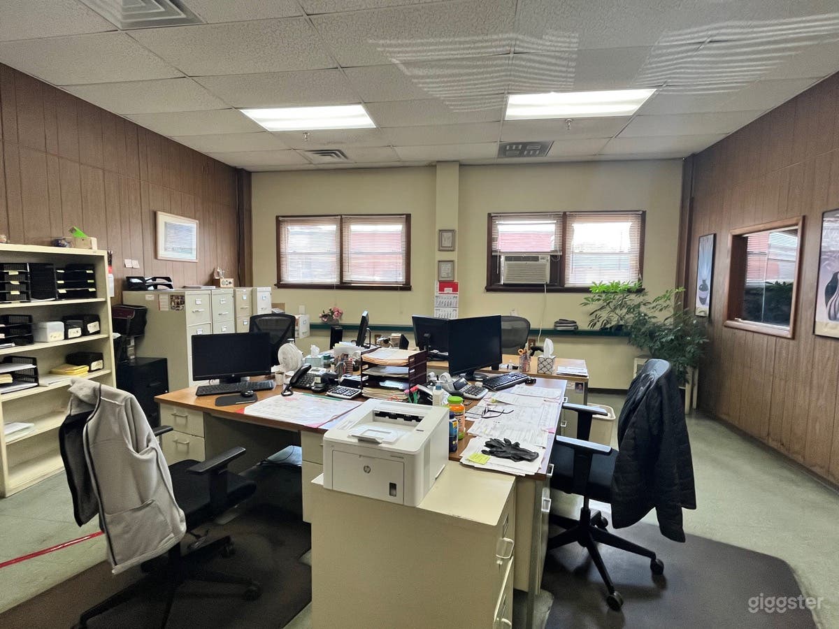 Dated, retro offices Photo 2