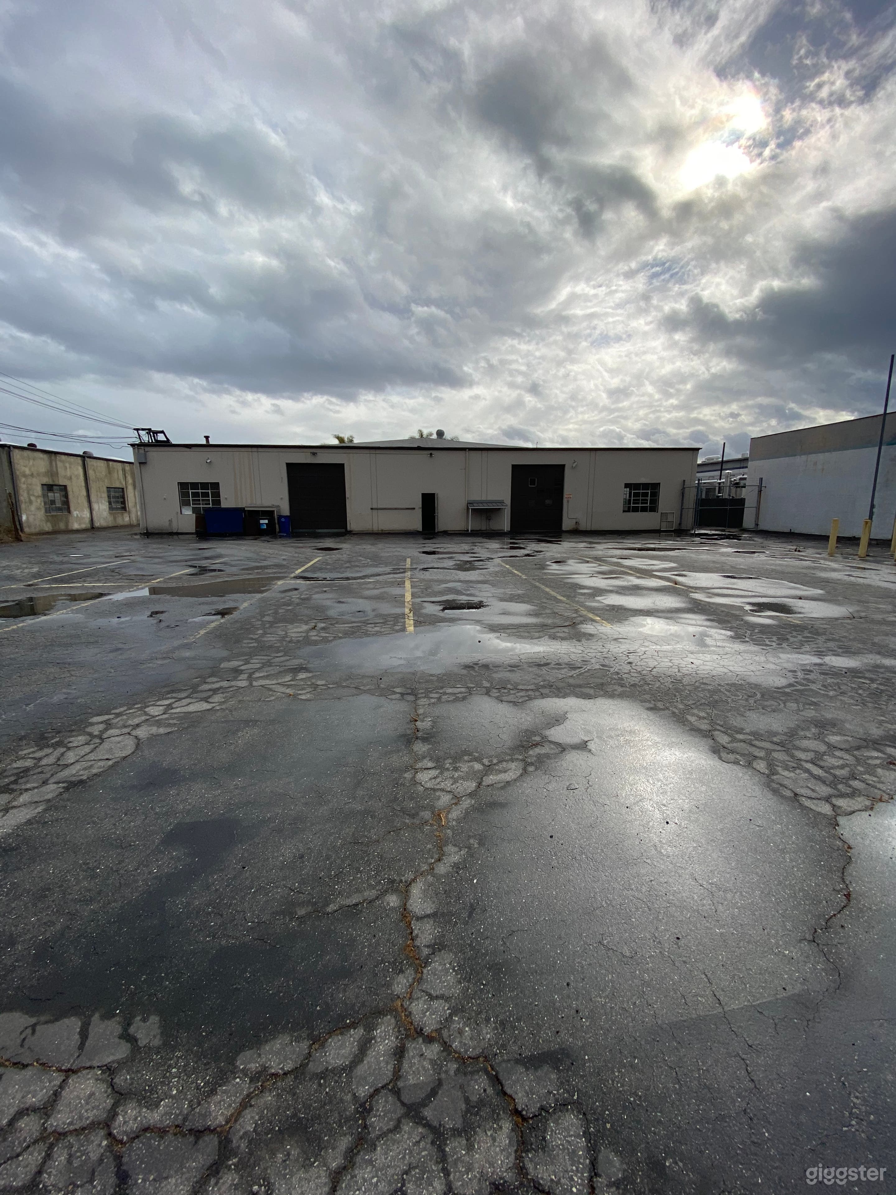 Massive Industrial Warehouse Film/Photo/Parking Photo 2