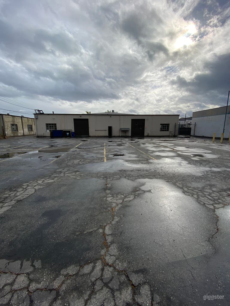  Massive Industrial Warehouse Film/Photo/Parking 