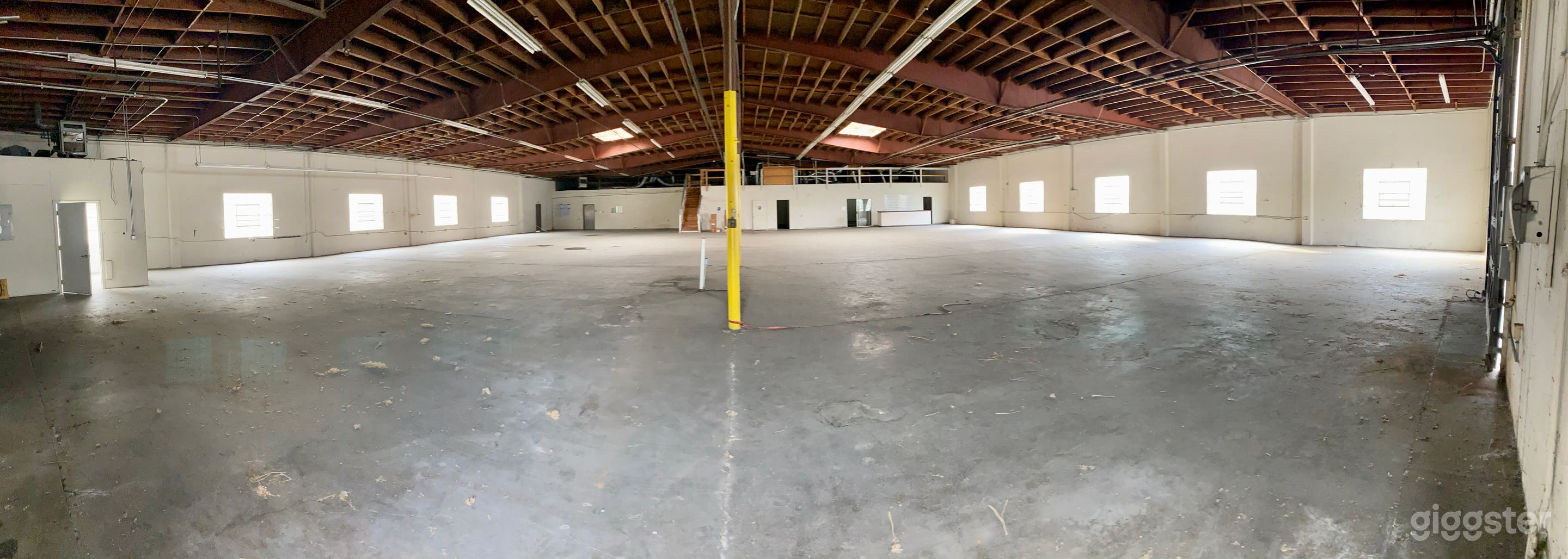 Massive Industrial Warehouse Film/Photo/Parking Photo 1