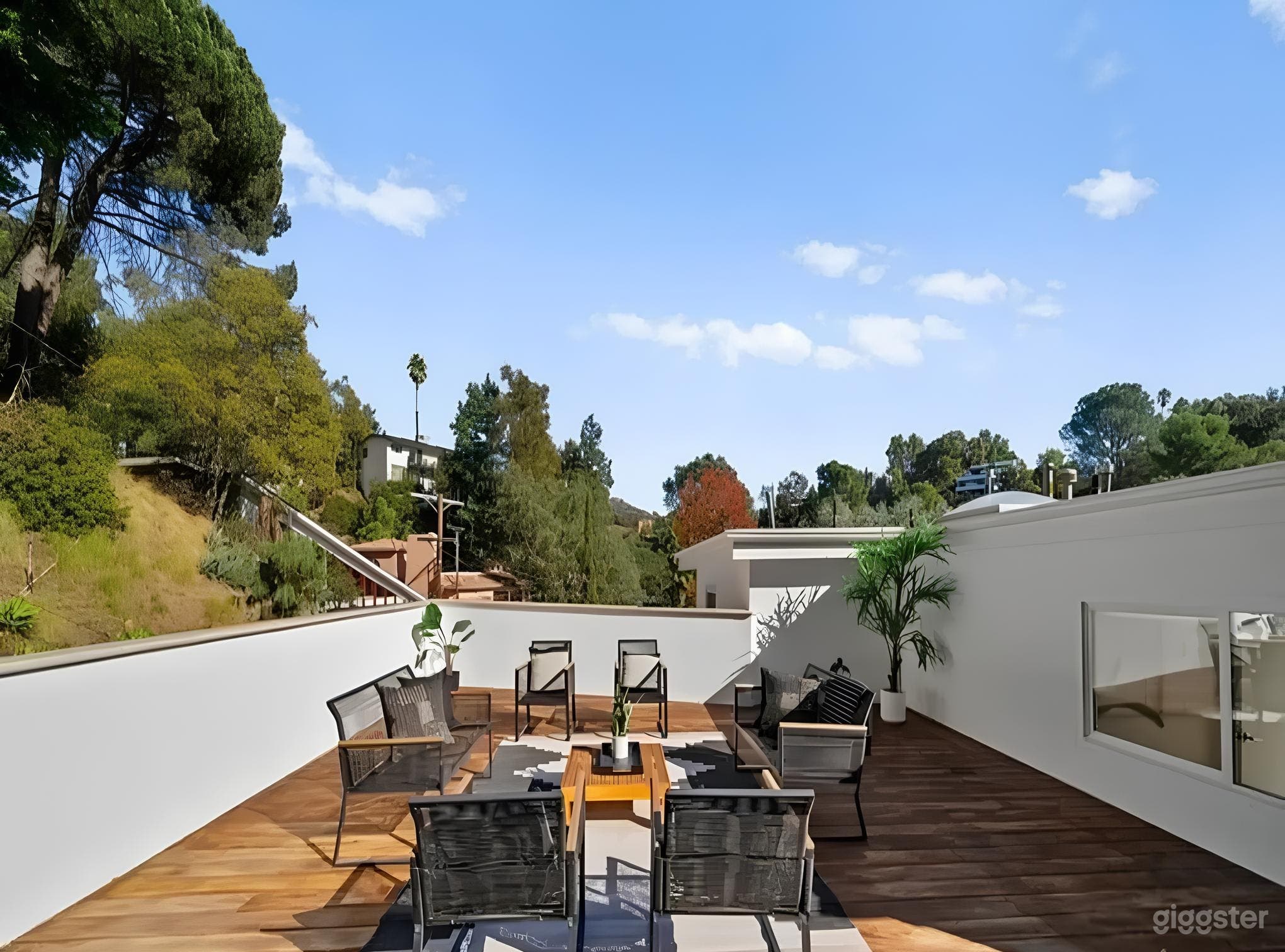 MID-CENTURY TREEHOUSE WITH LUXE NATURAL LIGHT Photo 3