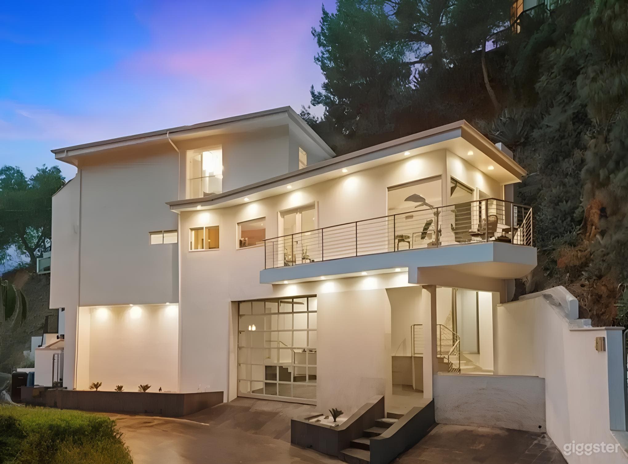 MID-CENTURY TREEHOUSE WITH LUXE NATURAL LIGHT Photo 2