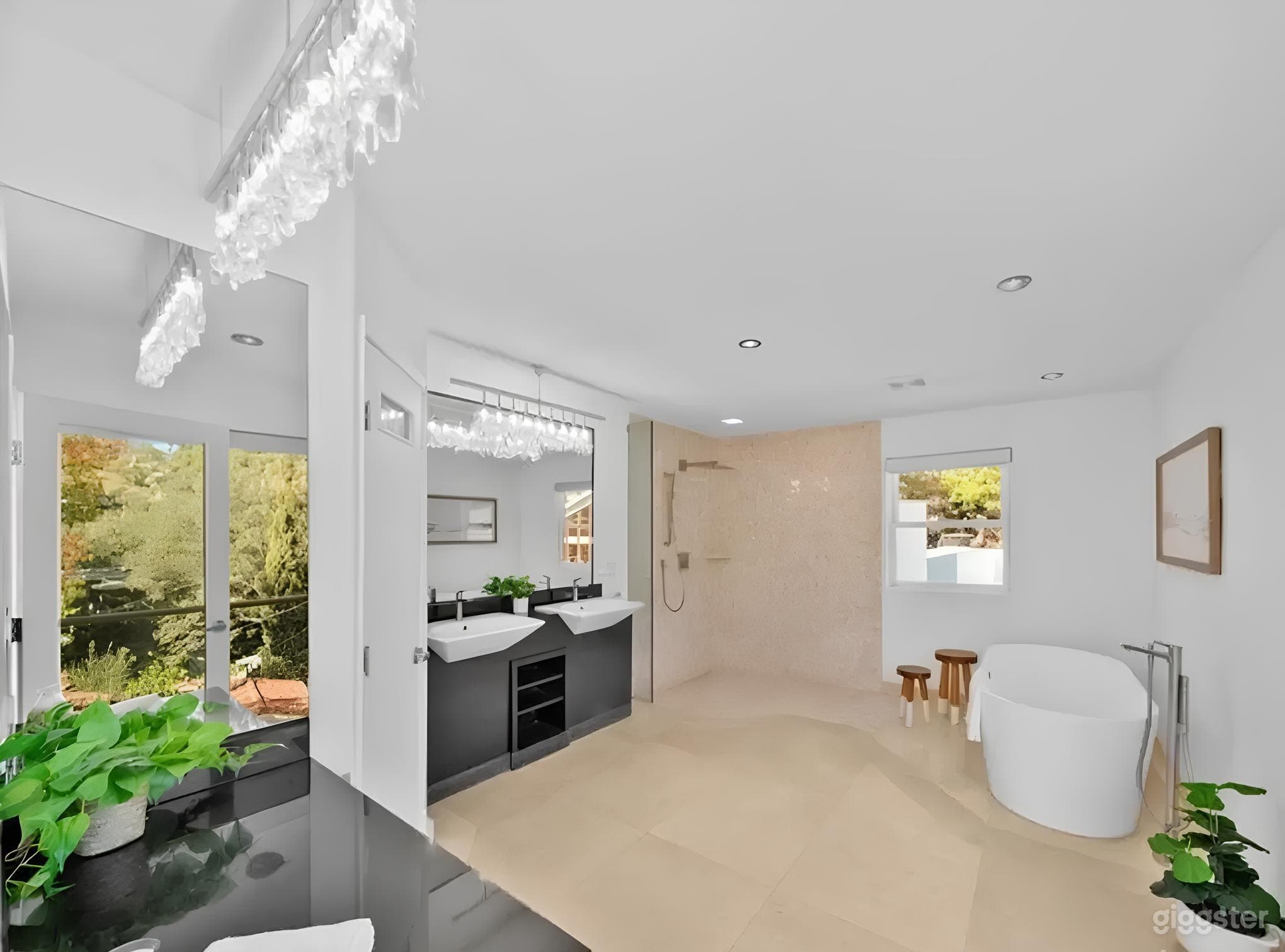 MID-CENTURY TREEHOUSE WITH LUXE NATURAL LIGHT Photo 4