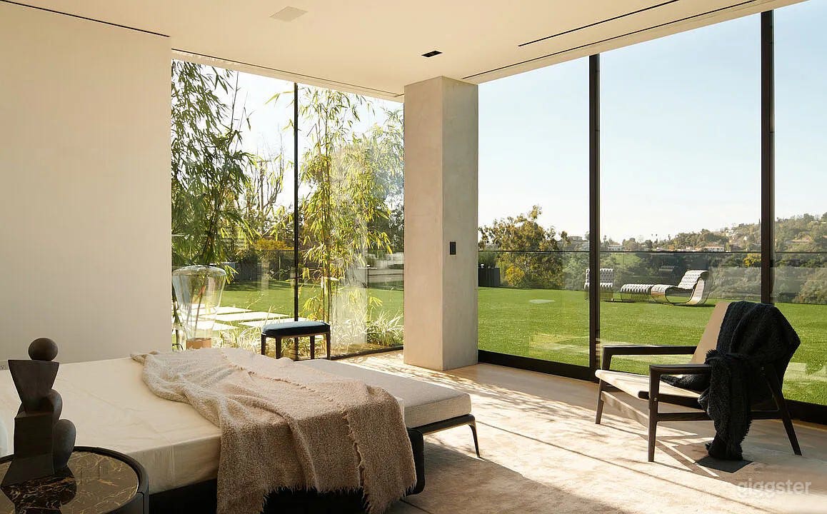 Extraordinary Home in Modern Luxury Setting  Photo 3