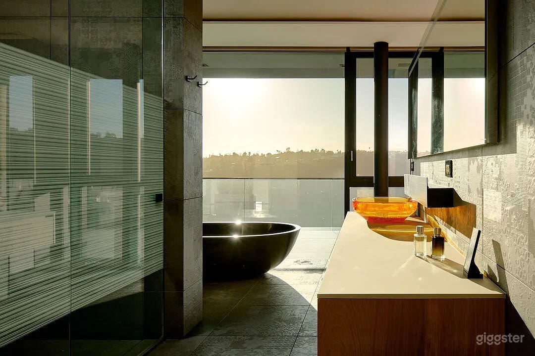 Extraordinary Home in Modern Luxury Setting  Photo 4