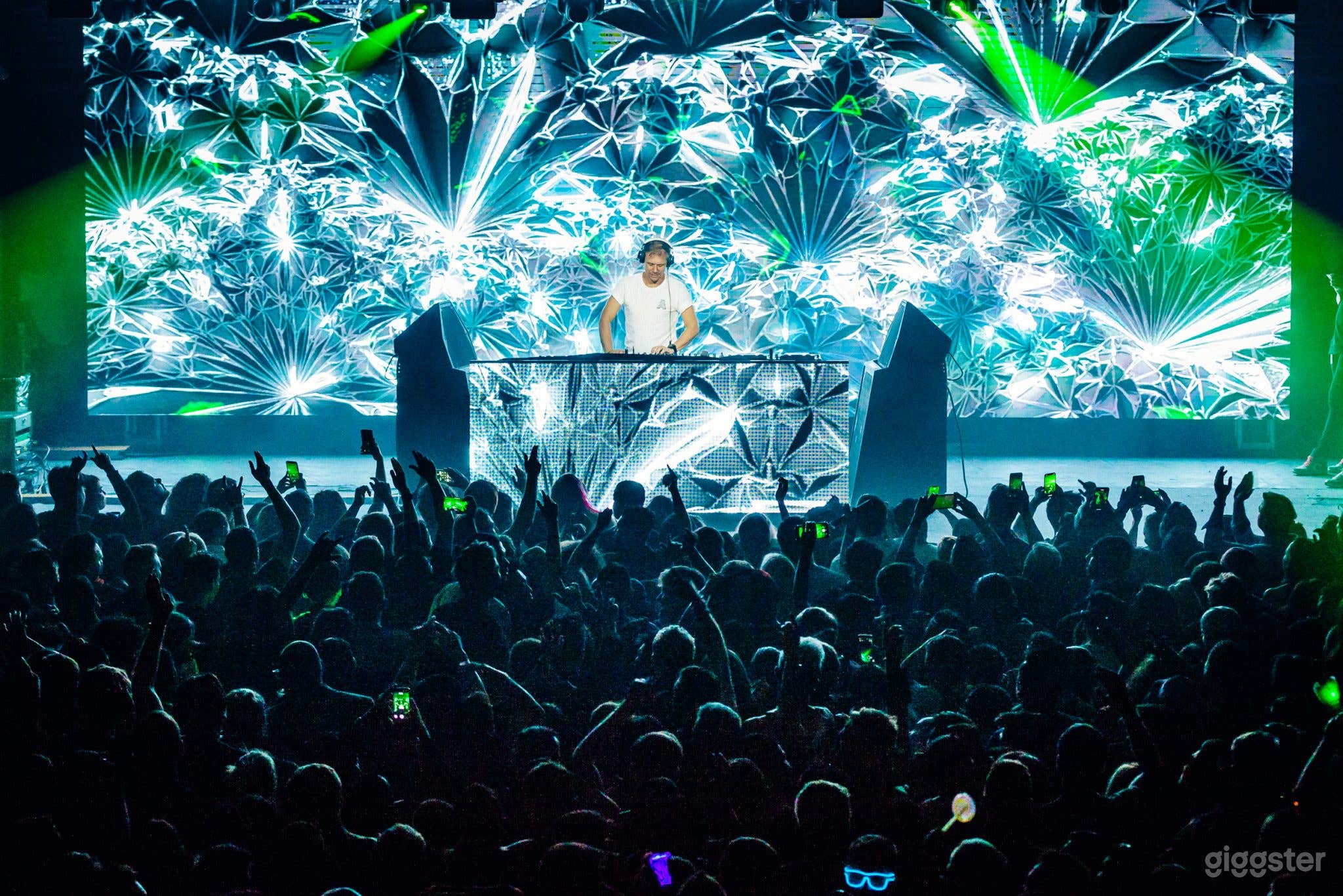 Large Room w/ Industrial Architecture Aesthetic Photo 4