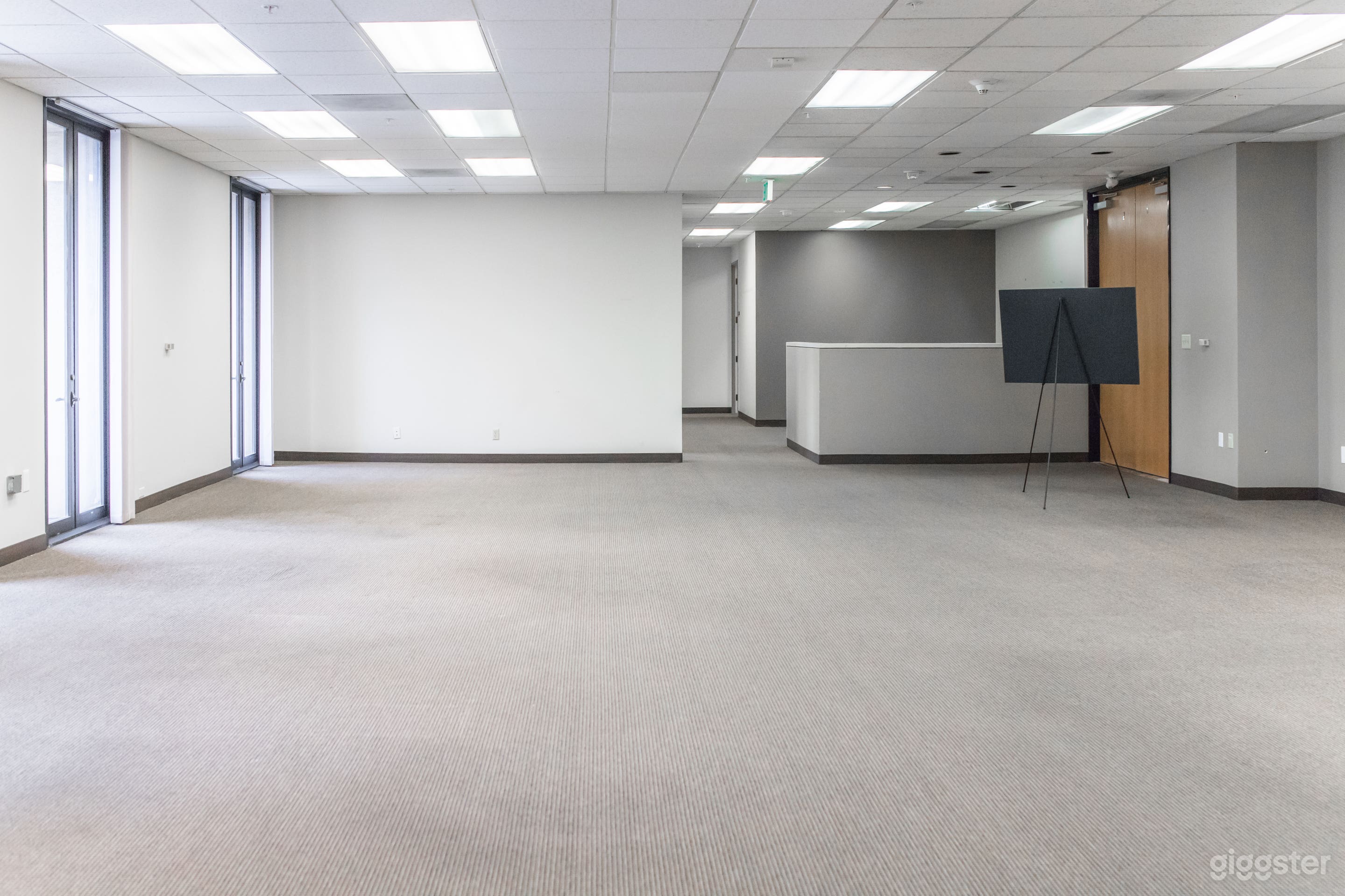 The Terrace Lobby with Vacant Suites Photo 4