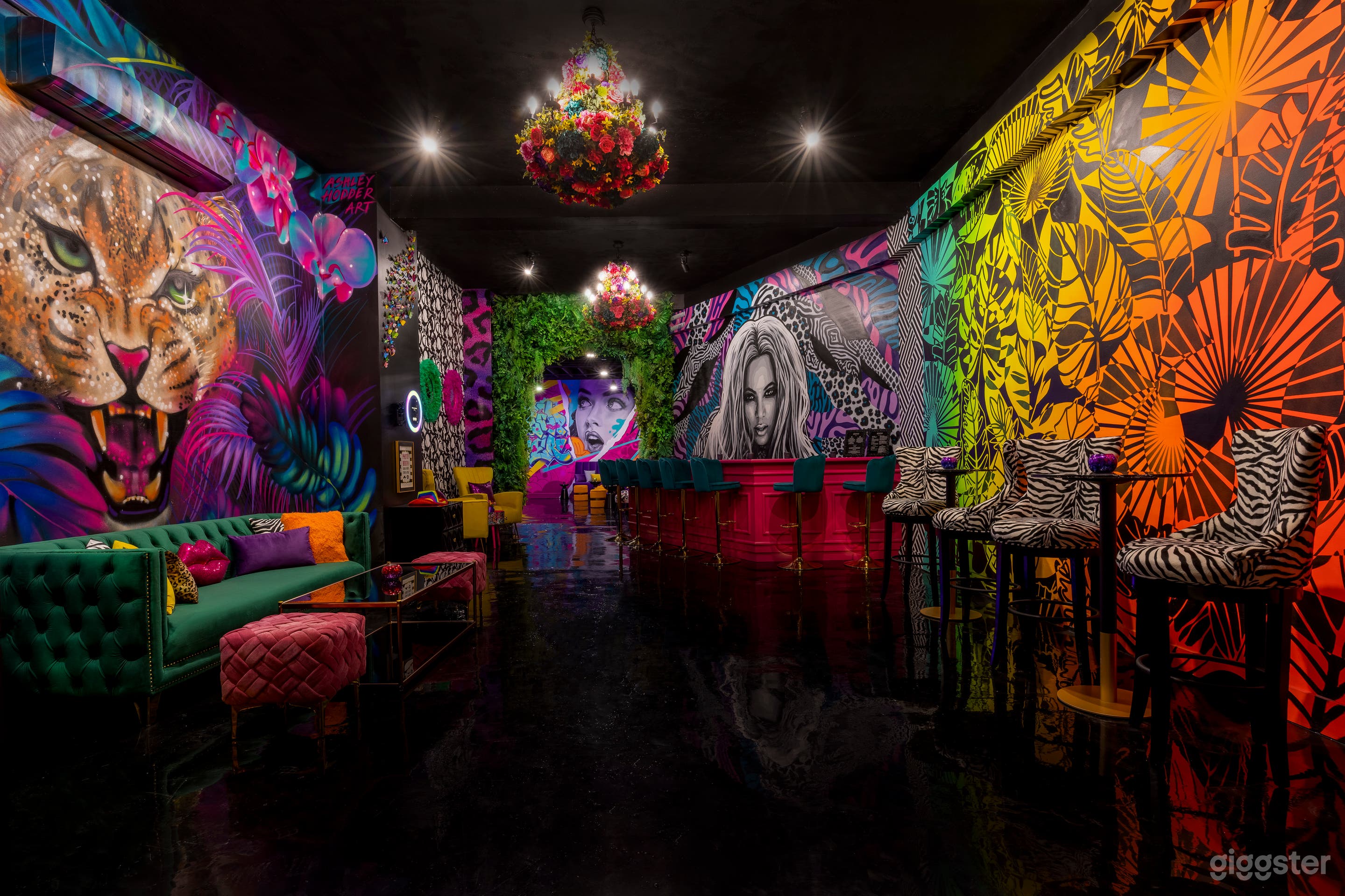 Extravagant Cutting-Edge Private Lounge Photo 1