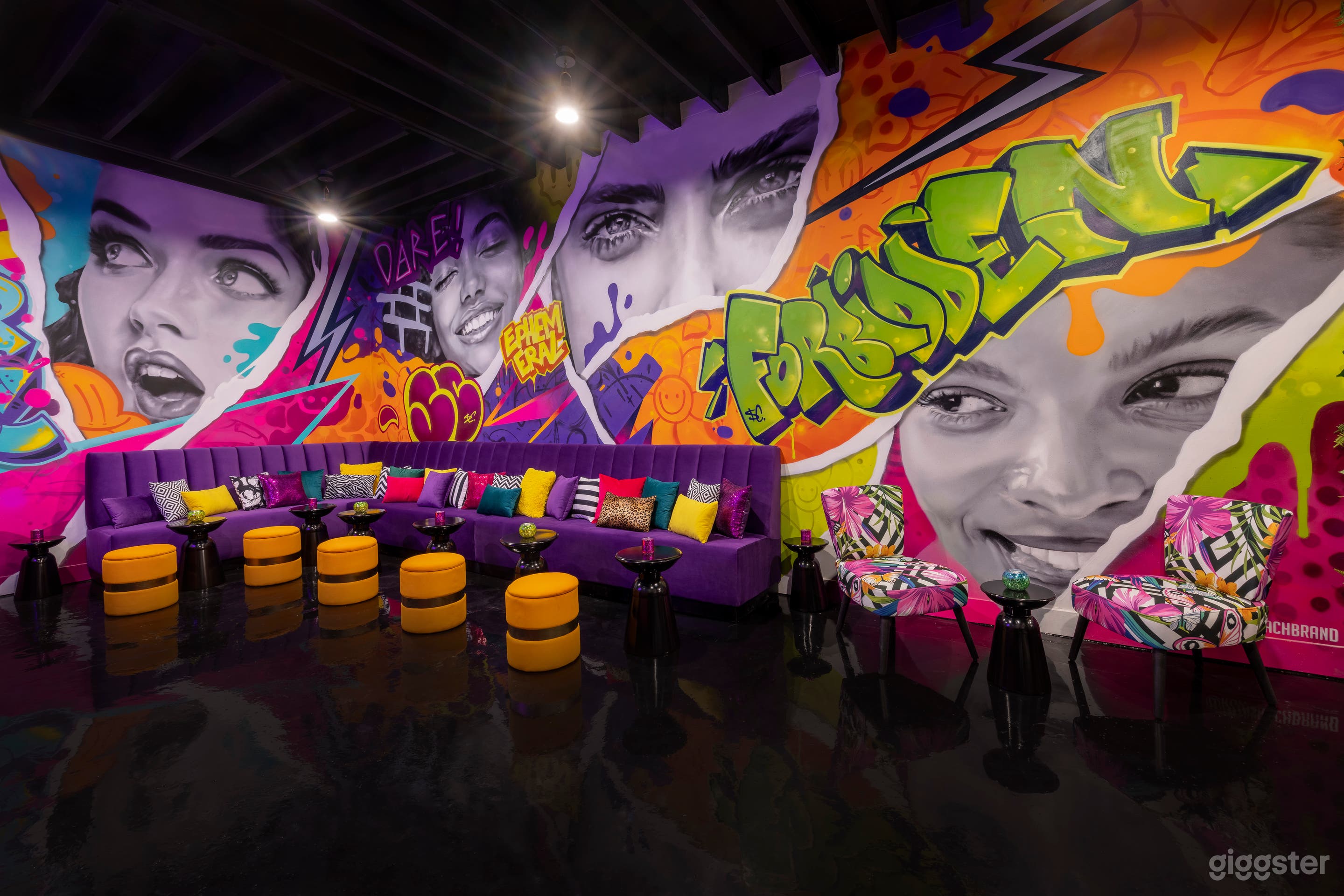 Extravagant Cutting-Edge Private Lounge Photo 2