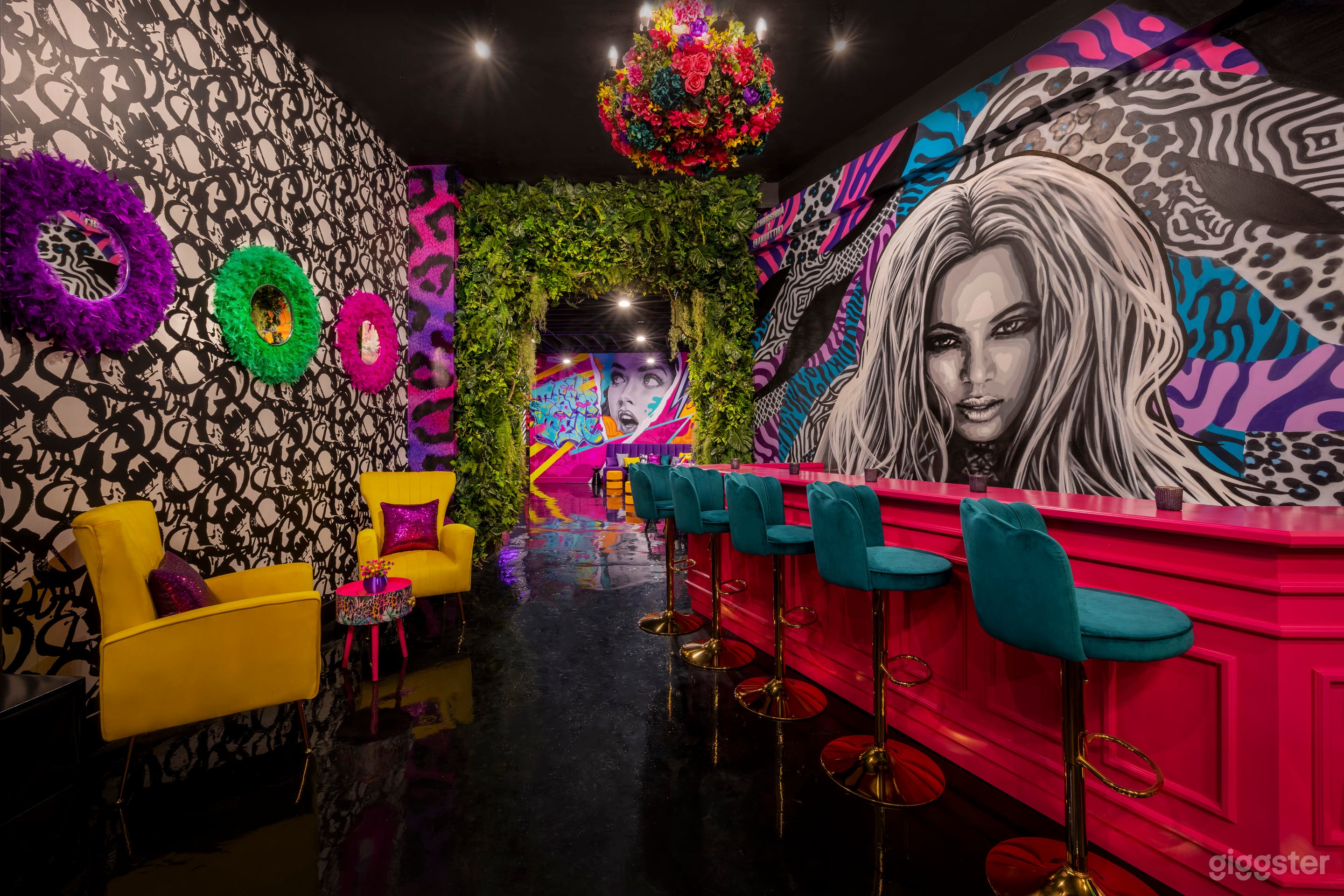 Extravagant Cutting-Edge Private Lounge Photo 4