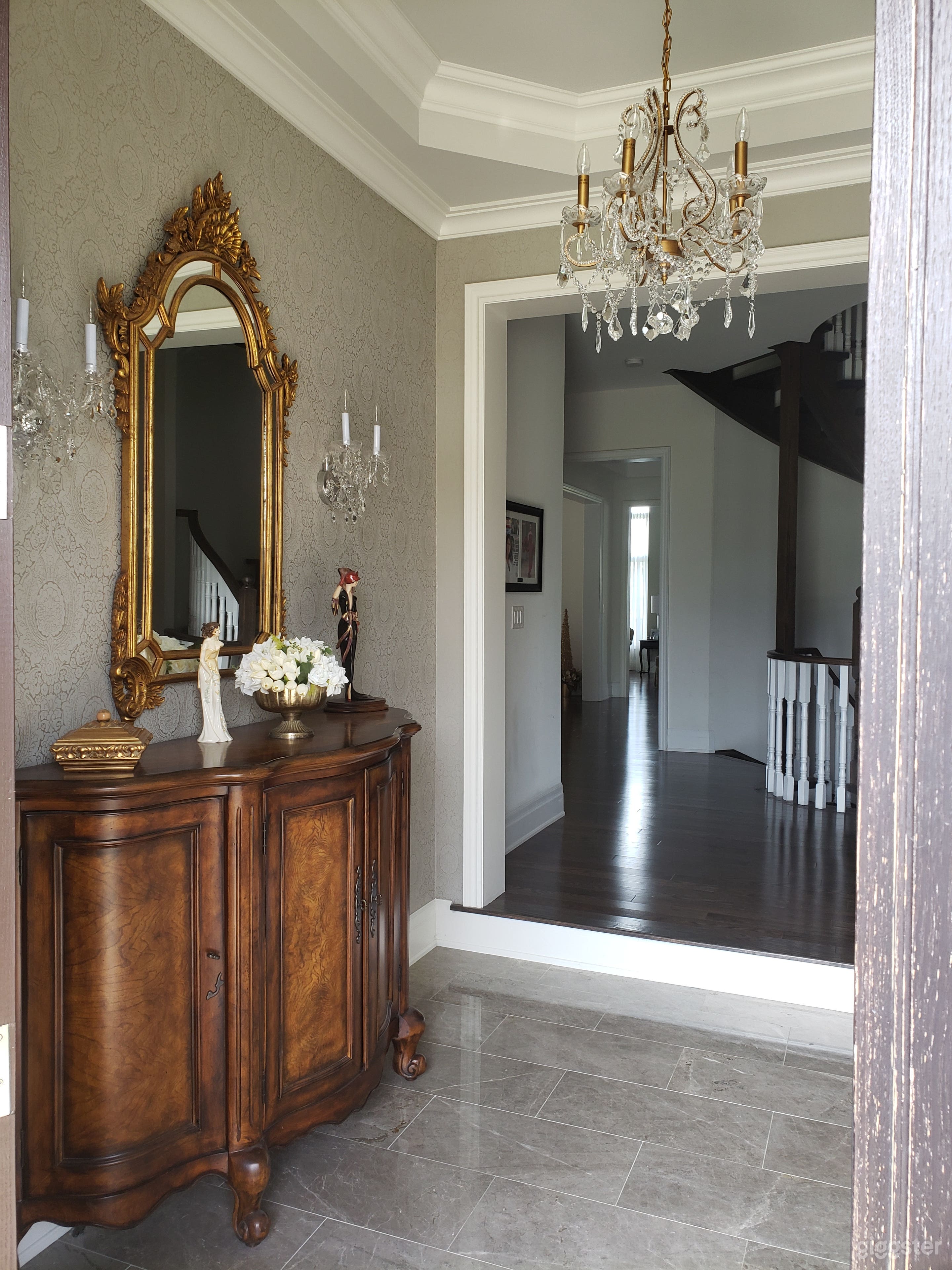 Classic Traditional Home with touches of contemporary Photo 4