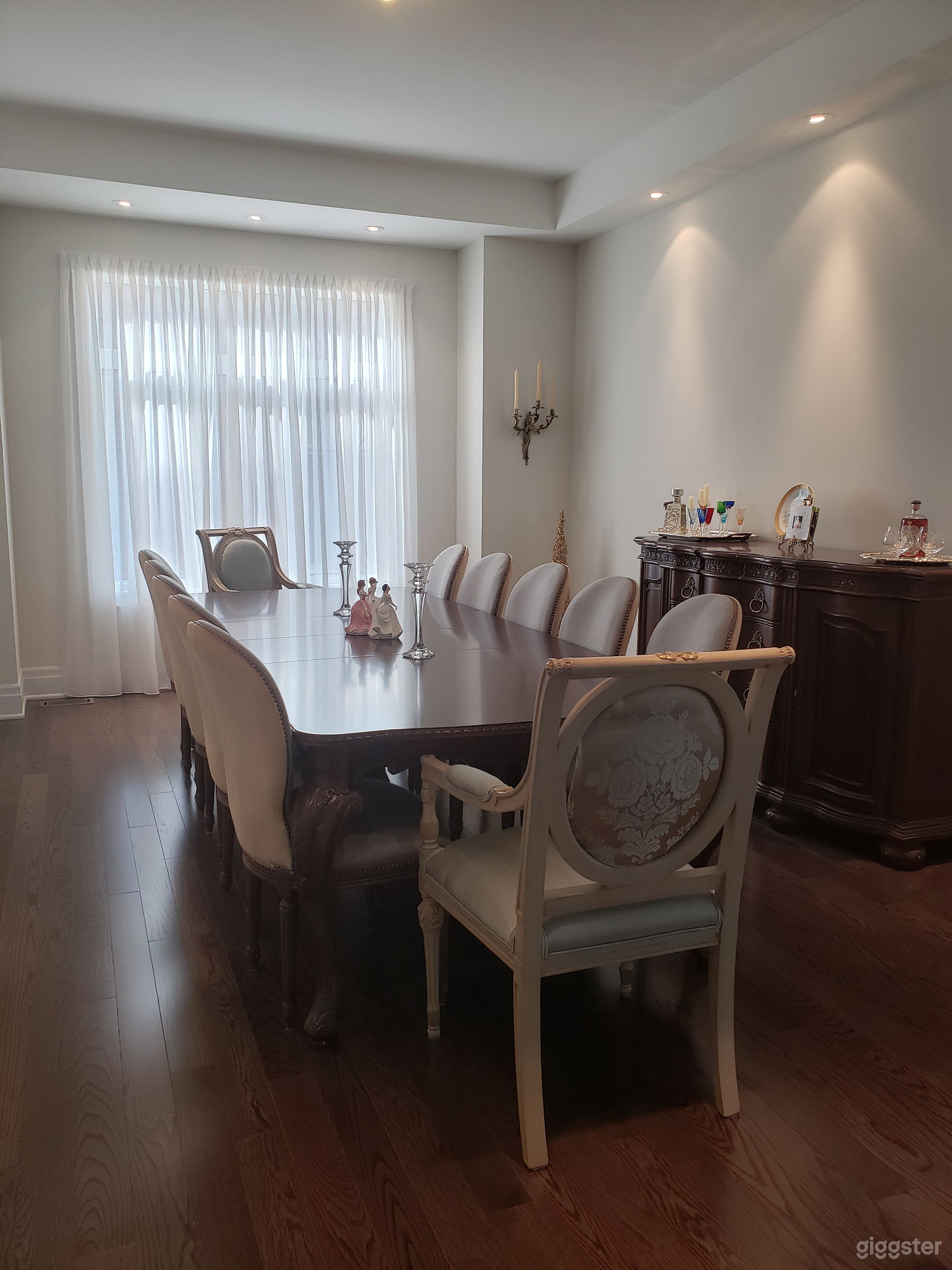 Classic Traditional Home with touches of contemporary Photo 3