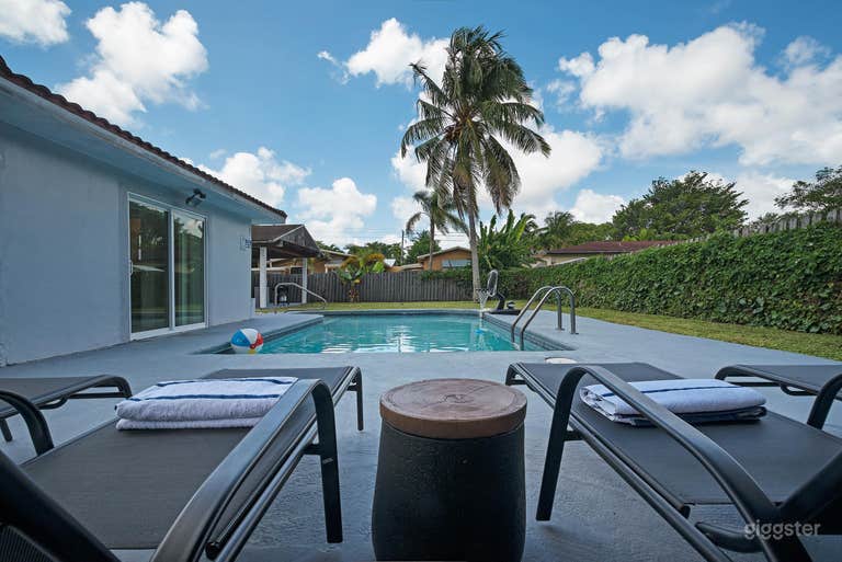  Poolside House with Huge Backyard, Pergola and Barbecue 