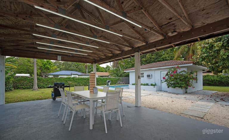  Poolside House with Huge Backyard, Pergola and Barbecue 