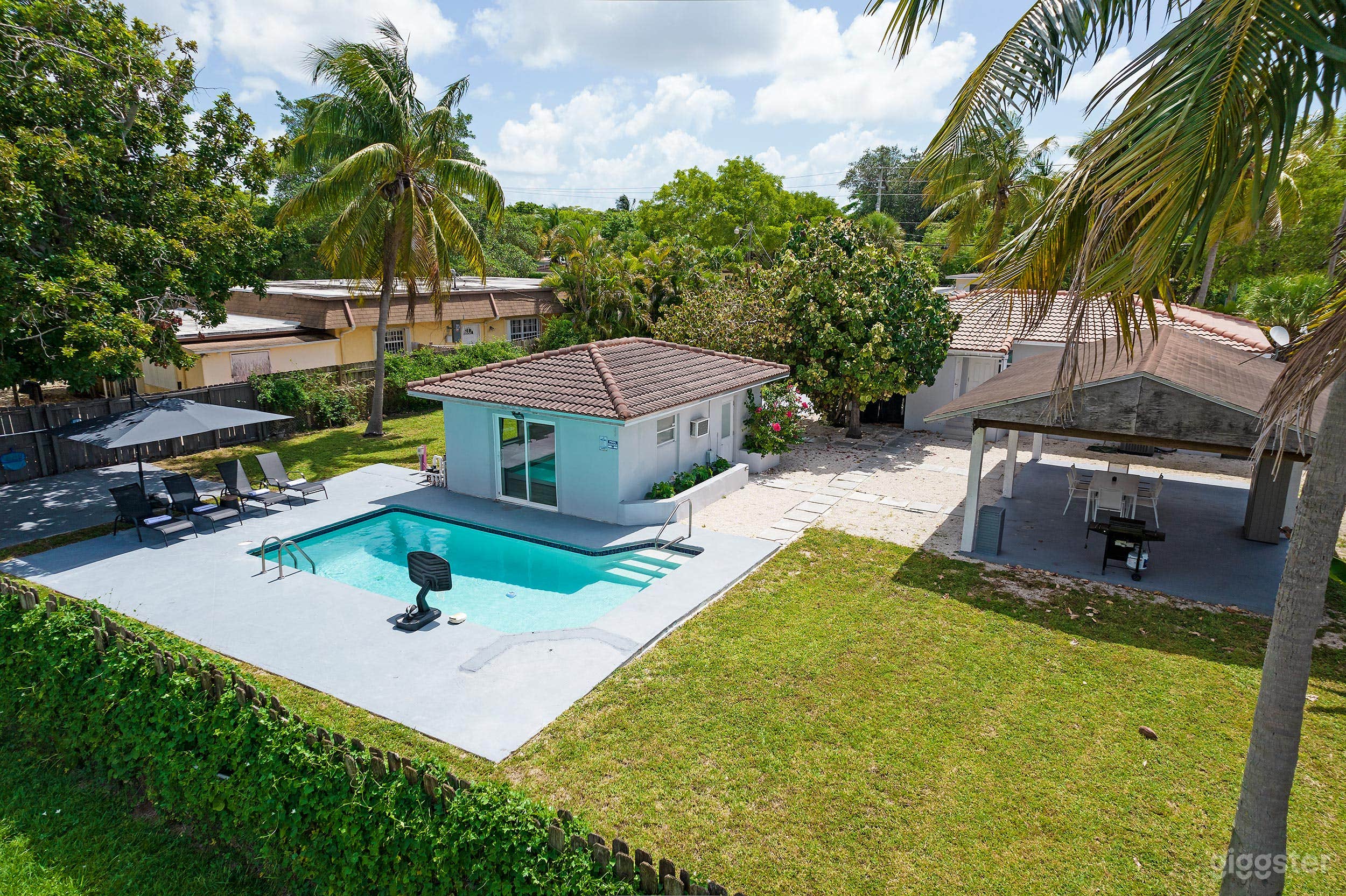 Poolside House with Huge Backyard, Pergola and Barbecue Photo 1