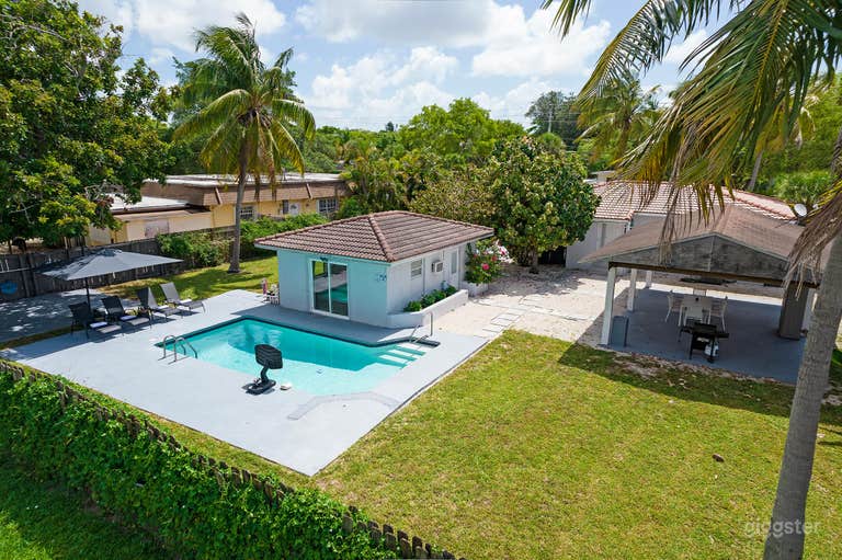  Poolside House with Huge Backyard, Pergola and Barbecue 