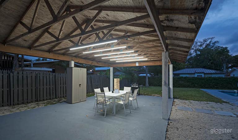  Poolside House with Huge Backyard, Pergola and Barbecue 