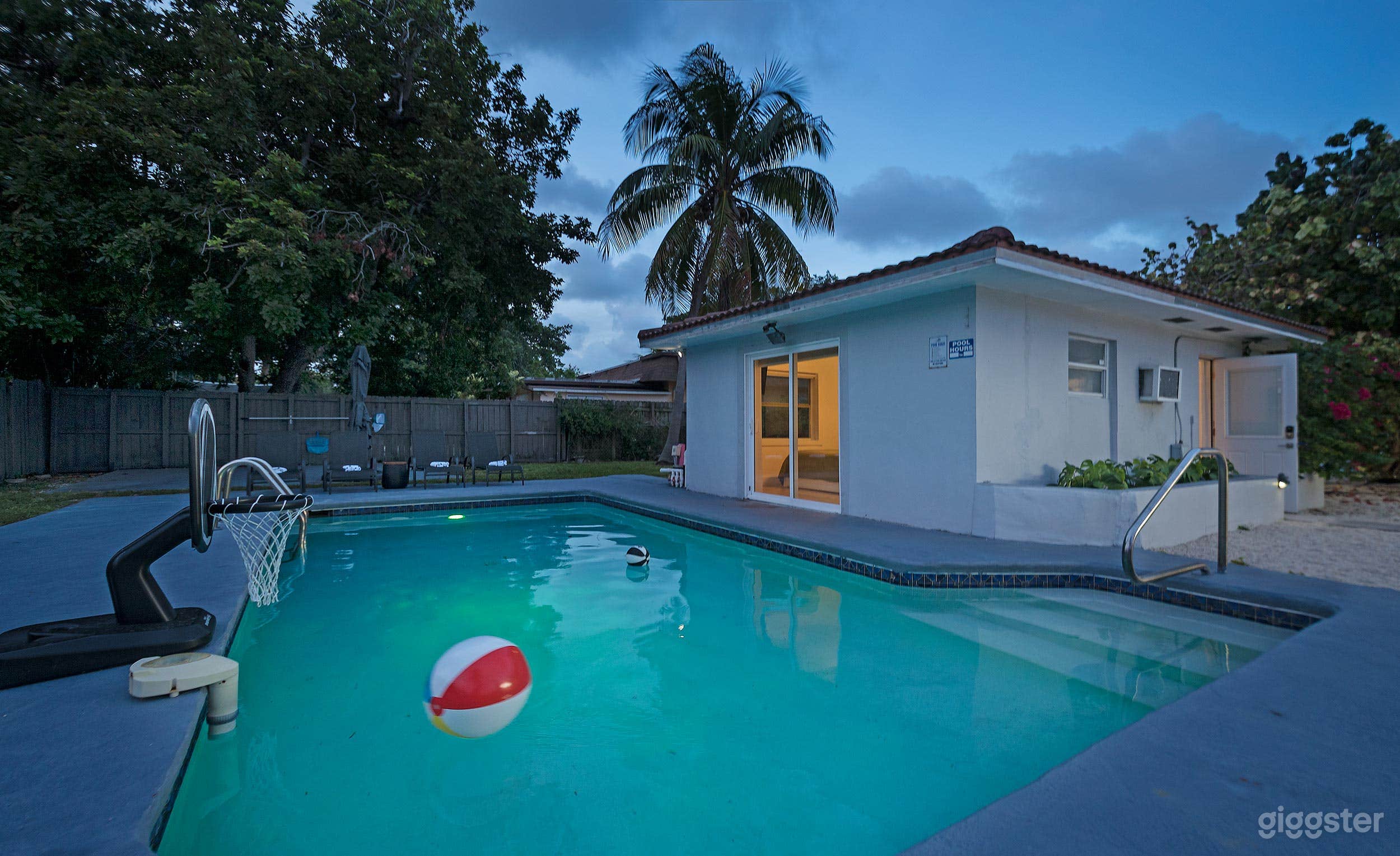 Poolside House with Huge Backyard, Pergola and Barbecue Photo 3