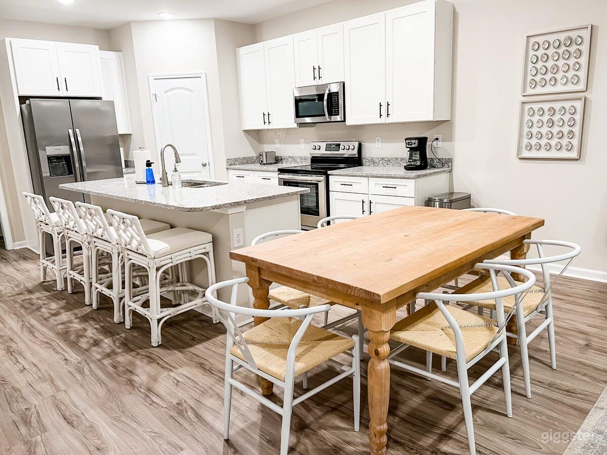 Just Built-Luxury Pool: 1st of 2 (Apt A/ 4 BR) Photo 4