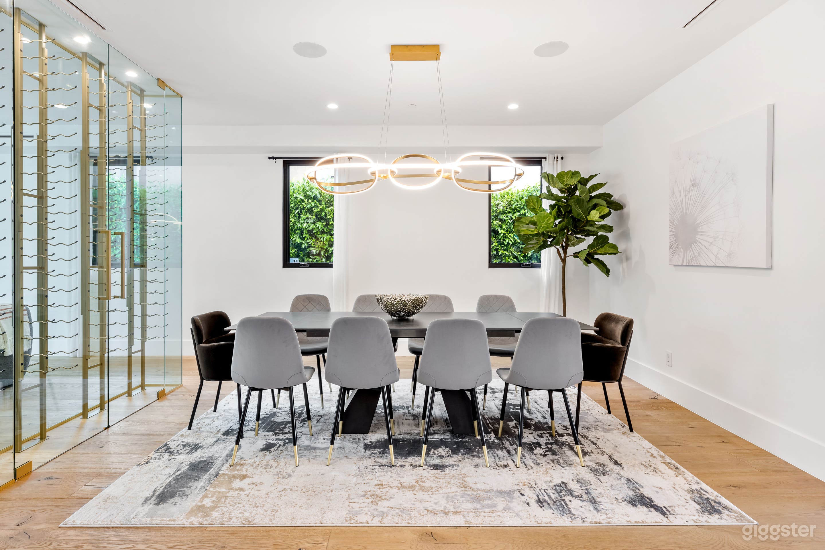 Sleek Luxury Home Photo 4