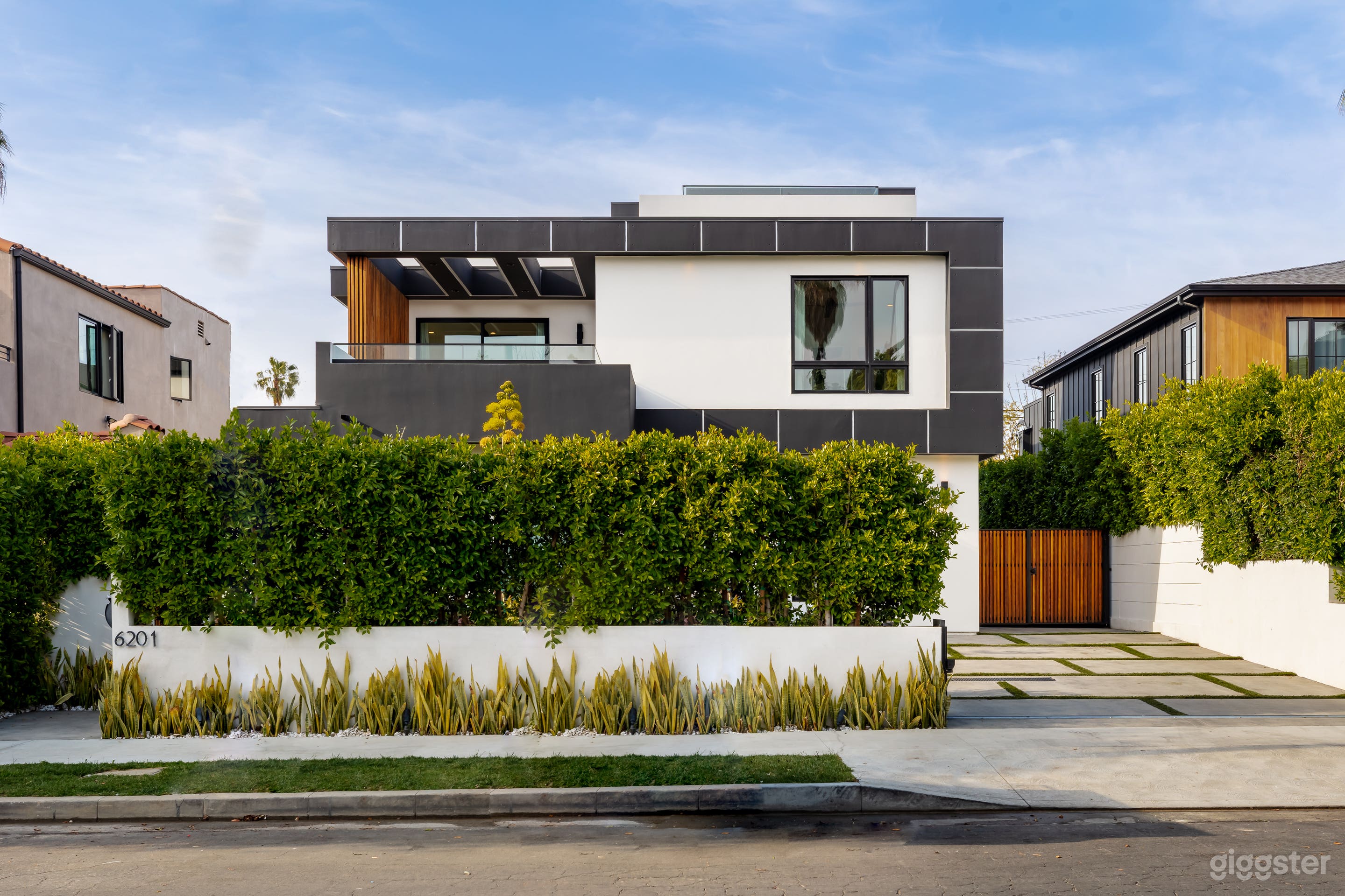 Sleek Luxury Home Photo 1