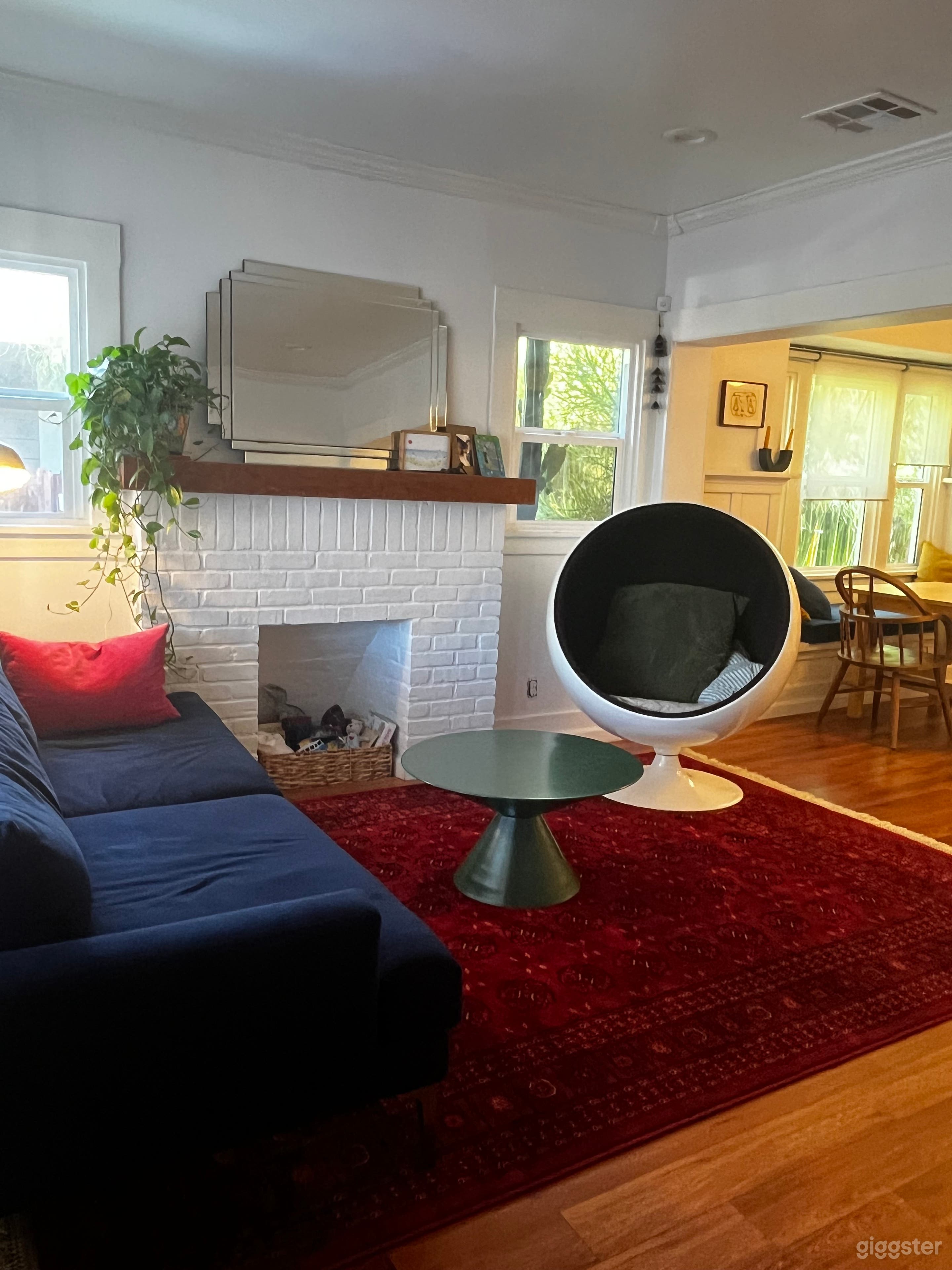 Colorful 1914 Craftsman in LA Photo 4