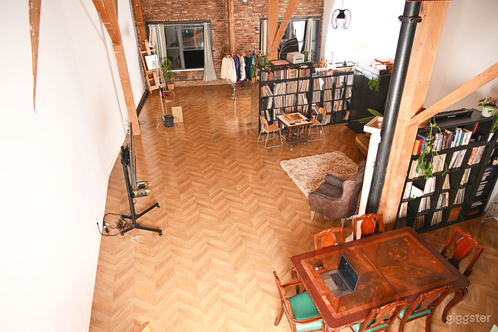 Stylish 1,400 sq ft Arts District Loft with Exposed Brick. Photo 4