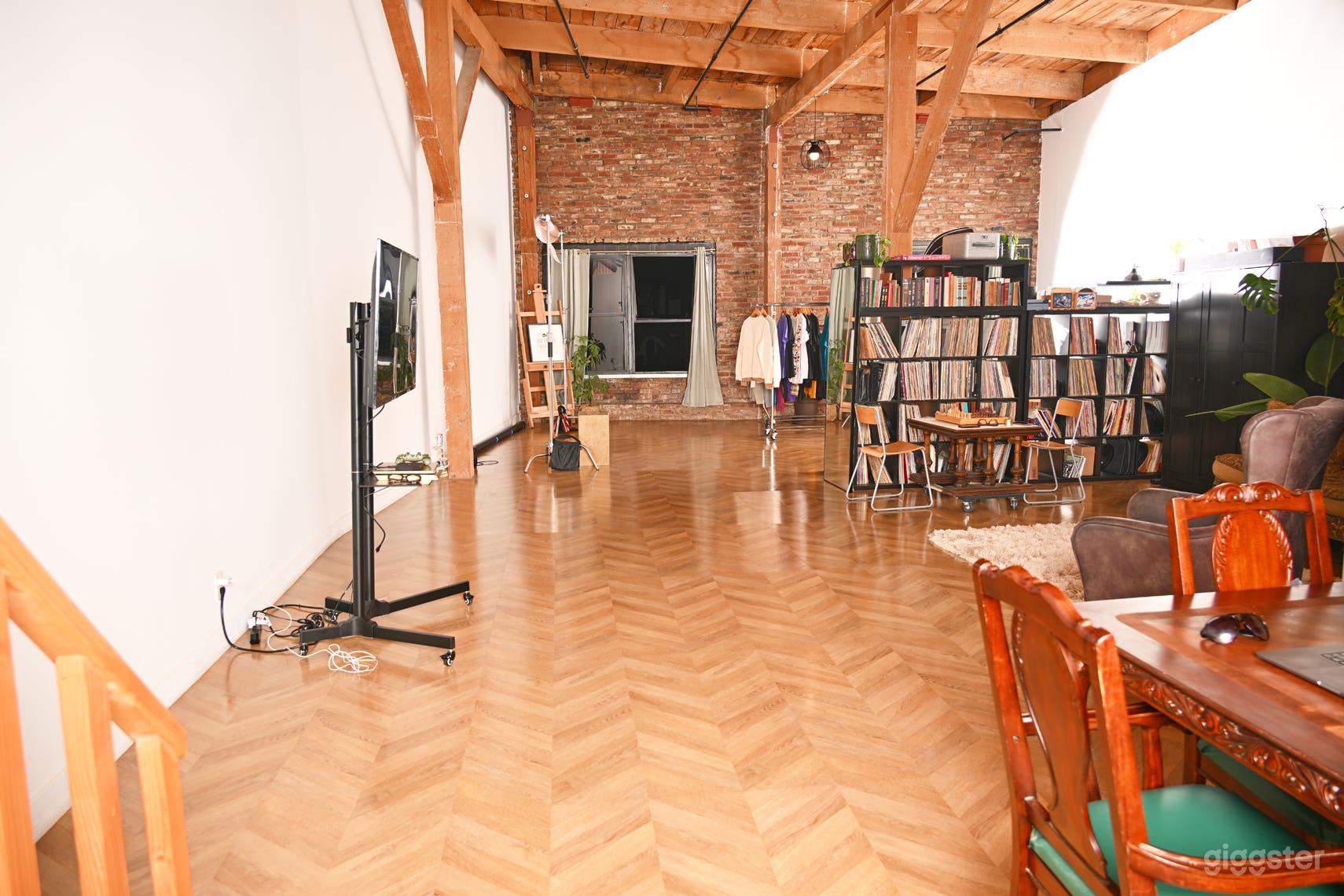 Stylish 1,400 sq ft Arts District Loft with Exposed Brick. Photo 1