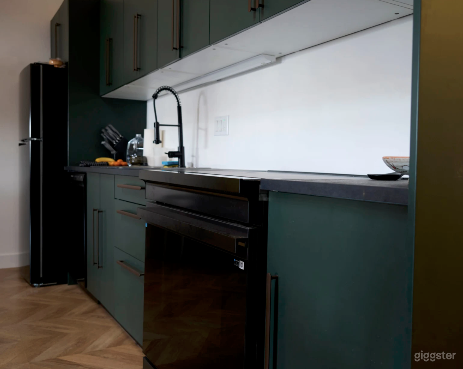 Stylish 1,400 sq ft Arts District Loft with Exposed Brick. Photo 2