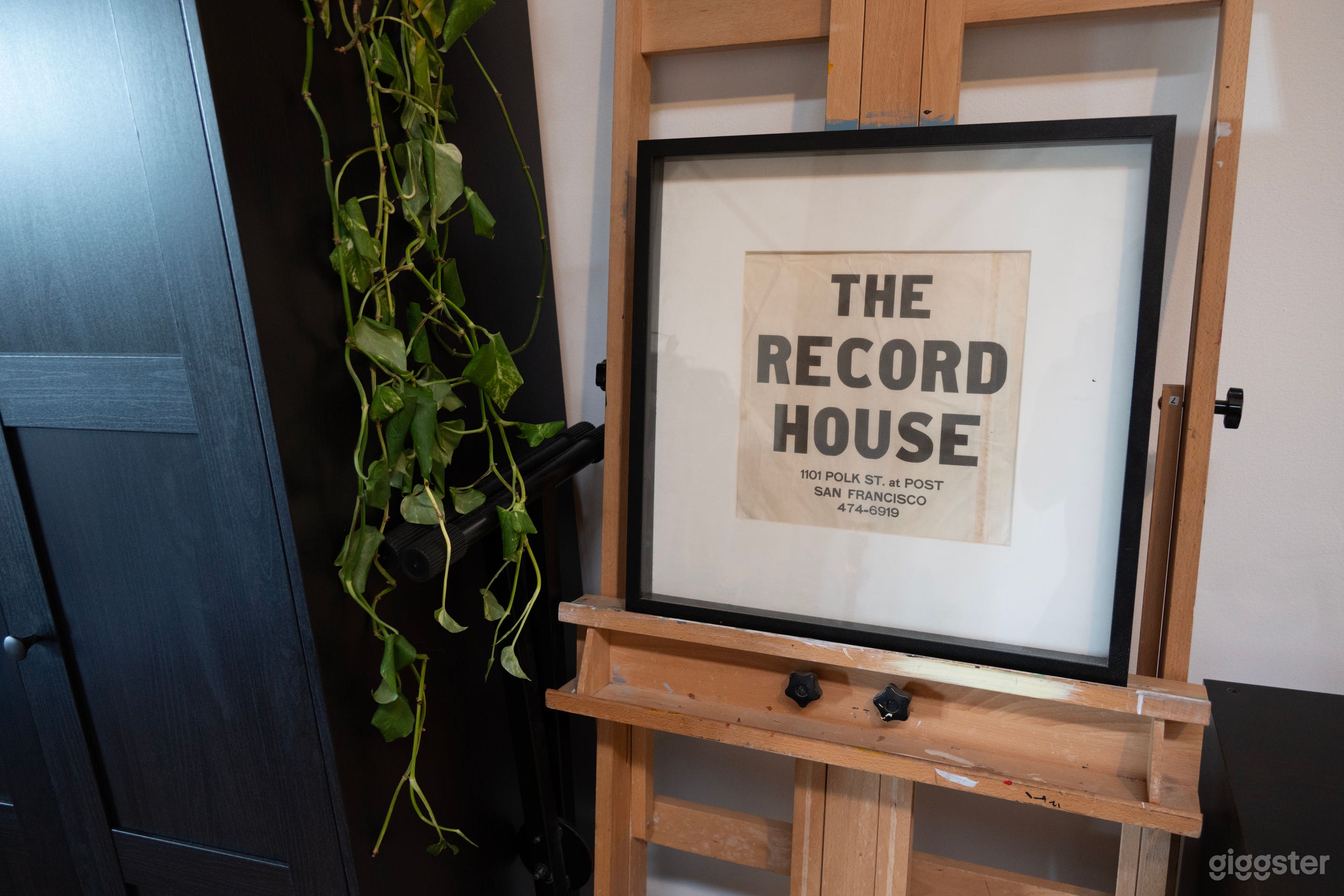 Stylish 1,400 sq ft Arts District Loft with Exposed Brick. Photo 3