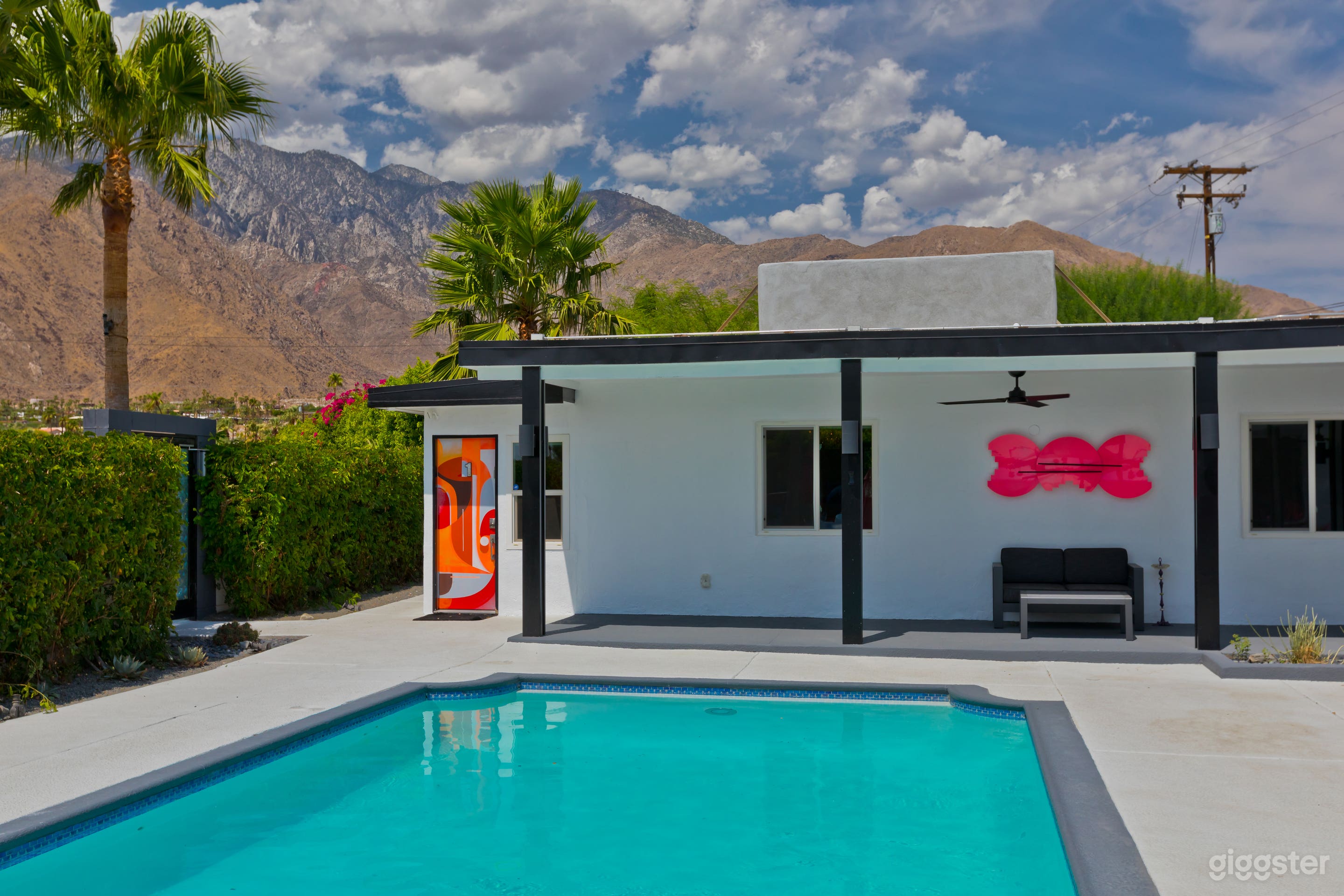 Graffiti Neon Oasis PS with large salt water pool Photo 2