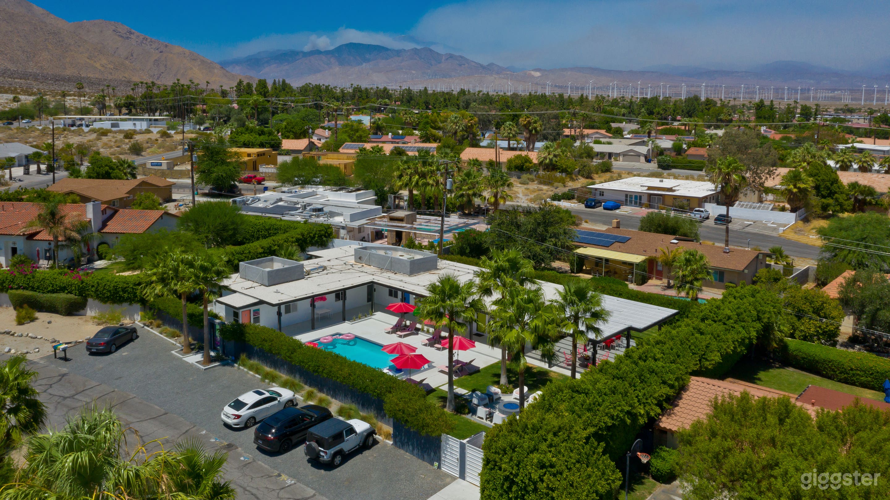 Graffiti Neon Oasis PS with large salt water pool Photo 1
