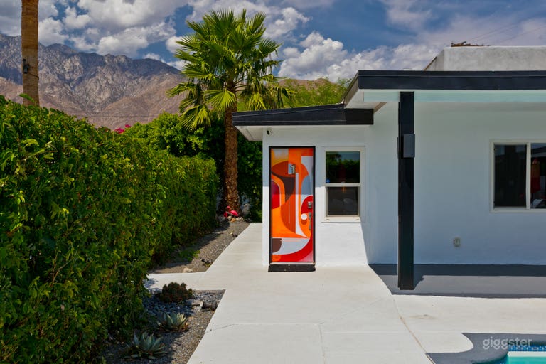  Graffiti Neon Oasis PS with large salt water pool 