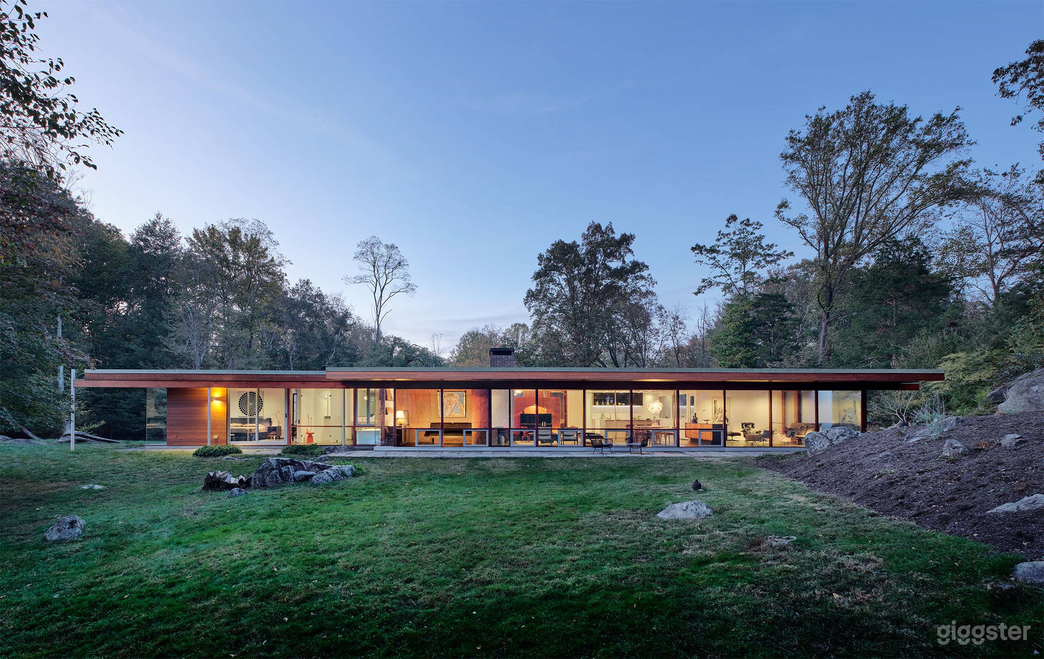 Stunning Mid-Century Modern home  Photo 1