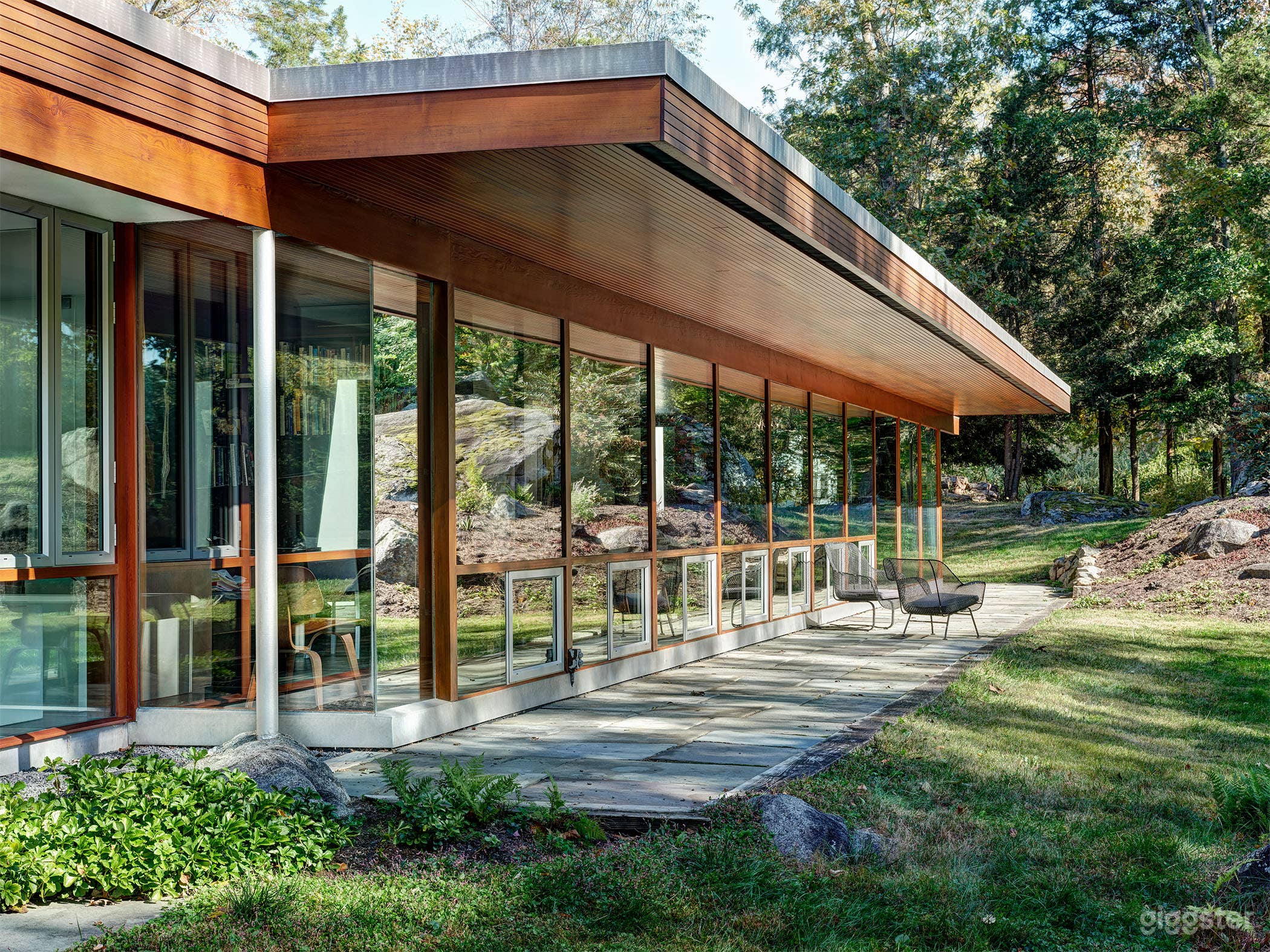 Stunning Mid-Century Modern home  Photo 4