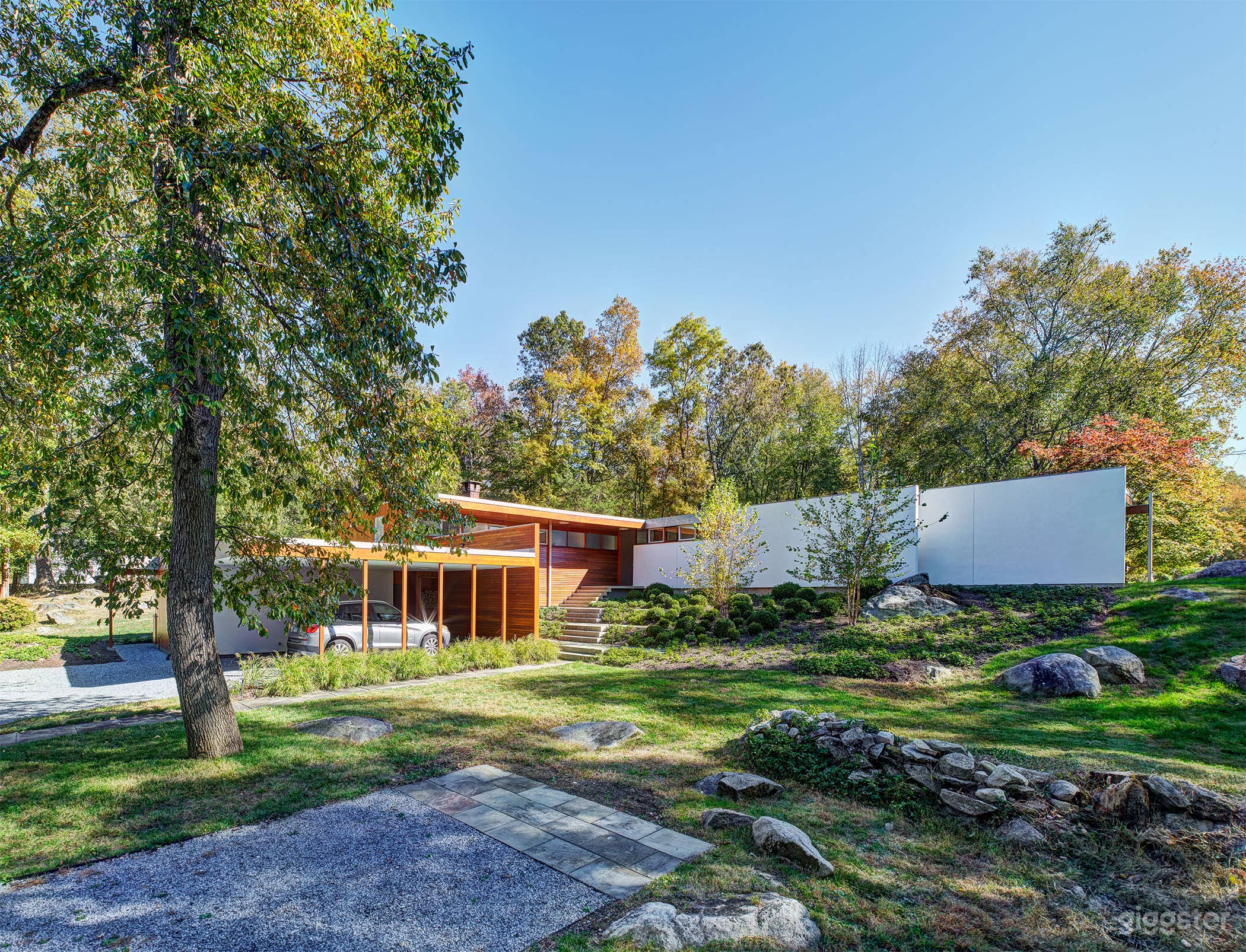 Stunning Mid-Century Modern home  Photo 2