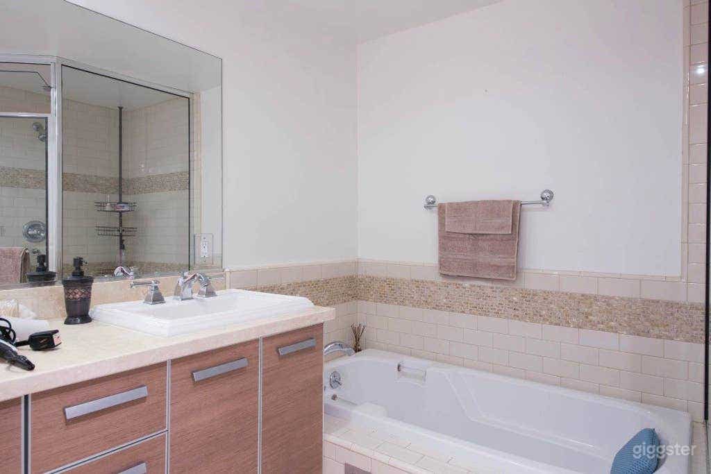 Modern Chic 2 bed 2 bath Apt near WEHO Photo 3