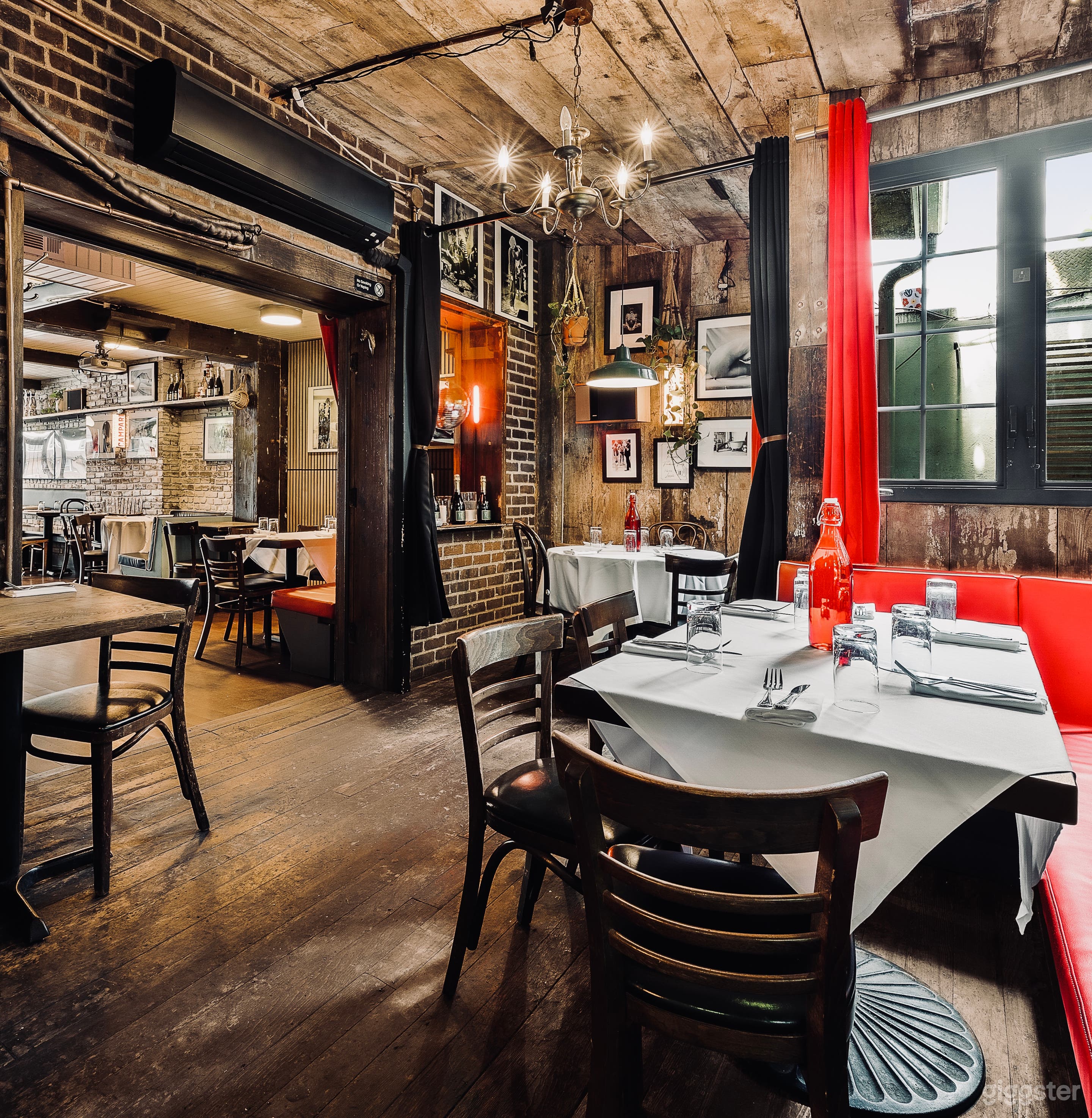 Elegant/European/Retro Restaurant Photo 4