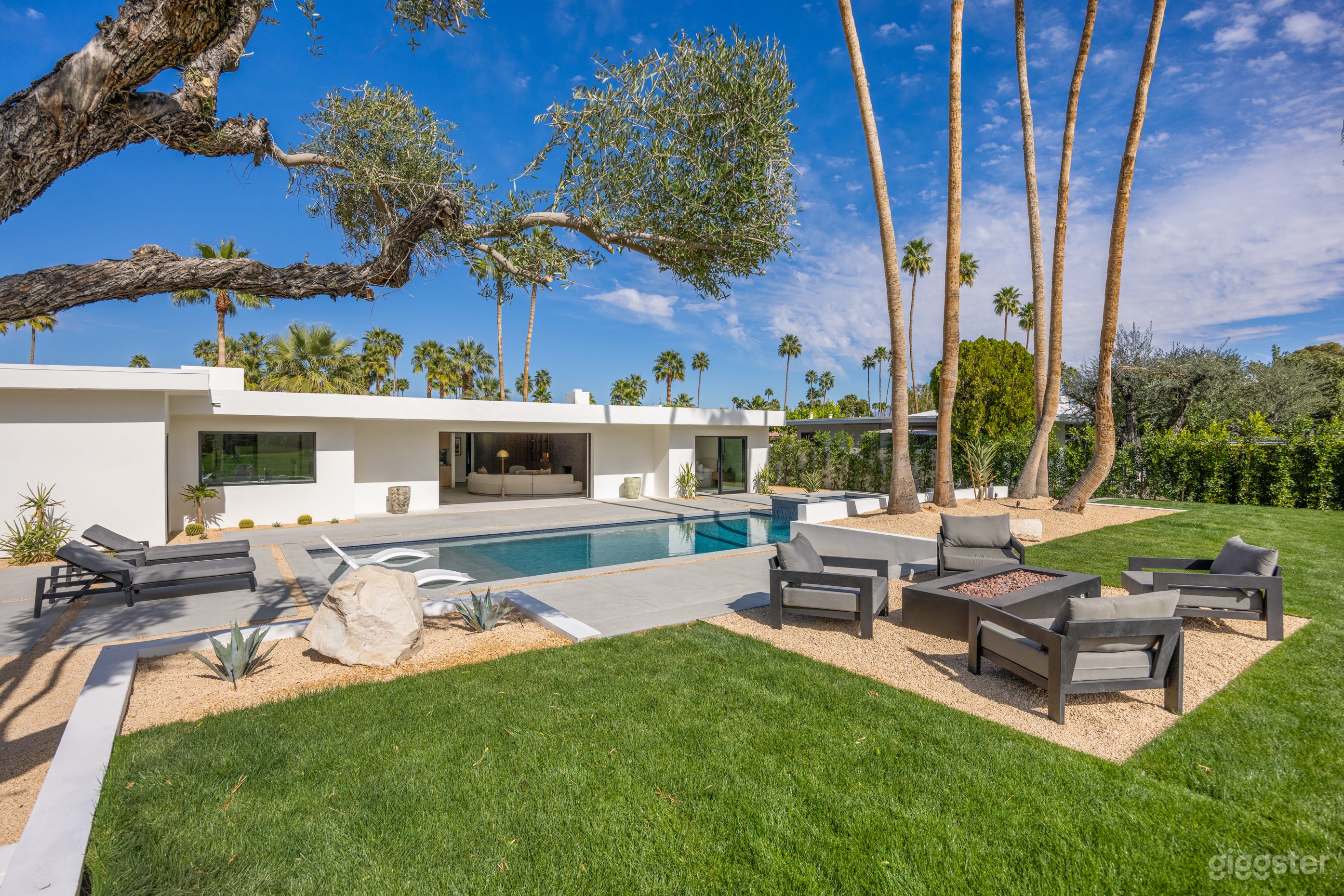 Mid-Century Modern Home with Resort-Style Pool Photo 4