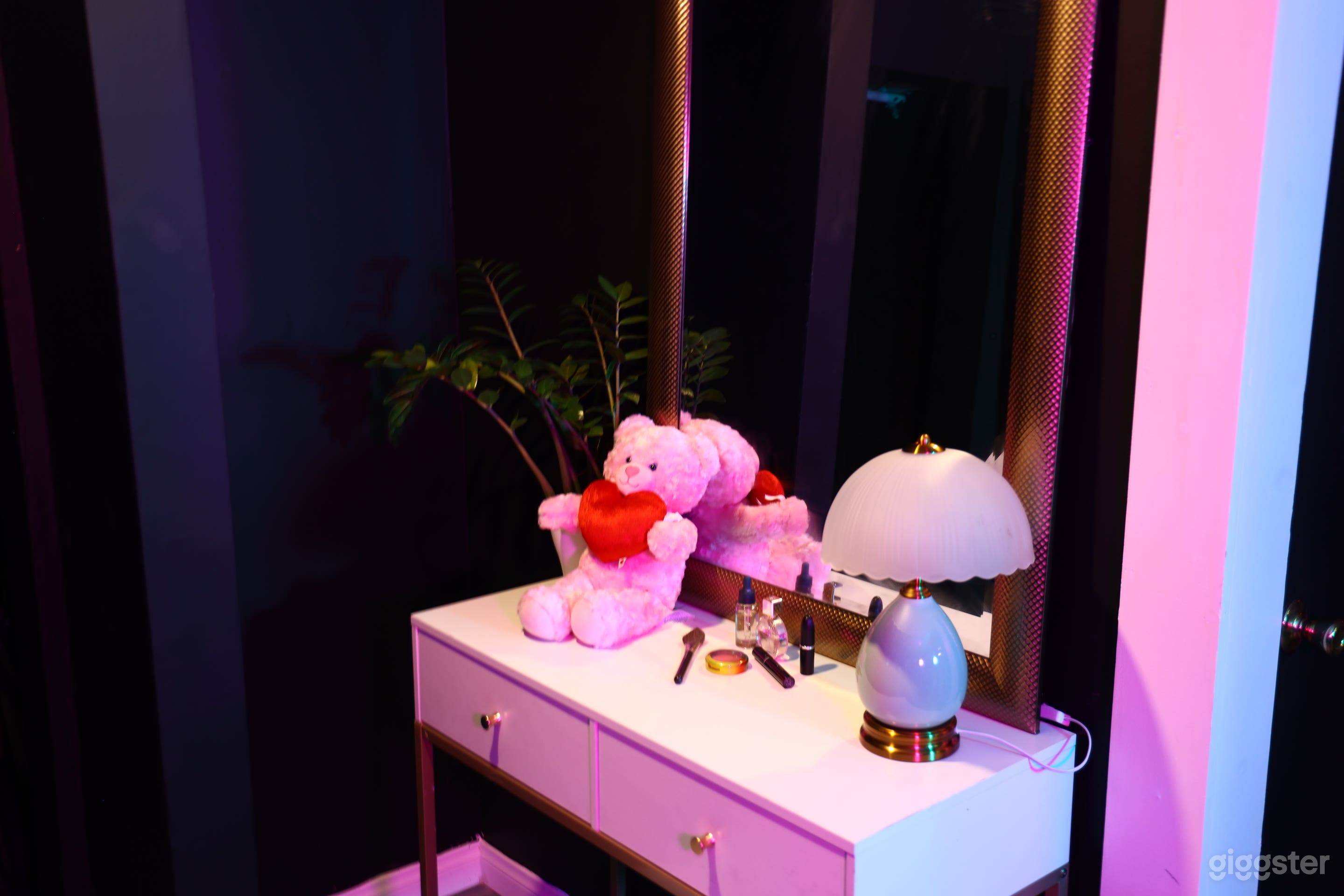 Stylish Dressing Room Set with Vanity & Lighting Photo 1