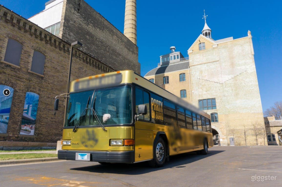 VIP Party Bus "Goldie" in Minneapolis Photo 1
