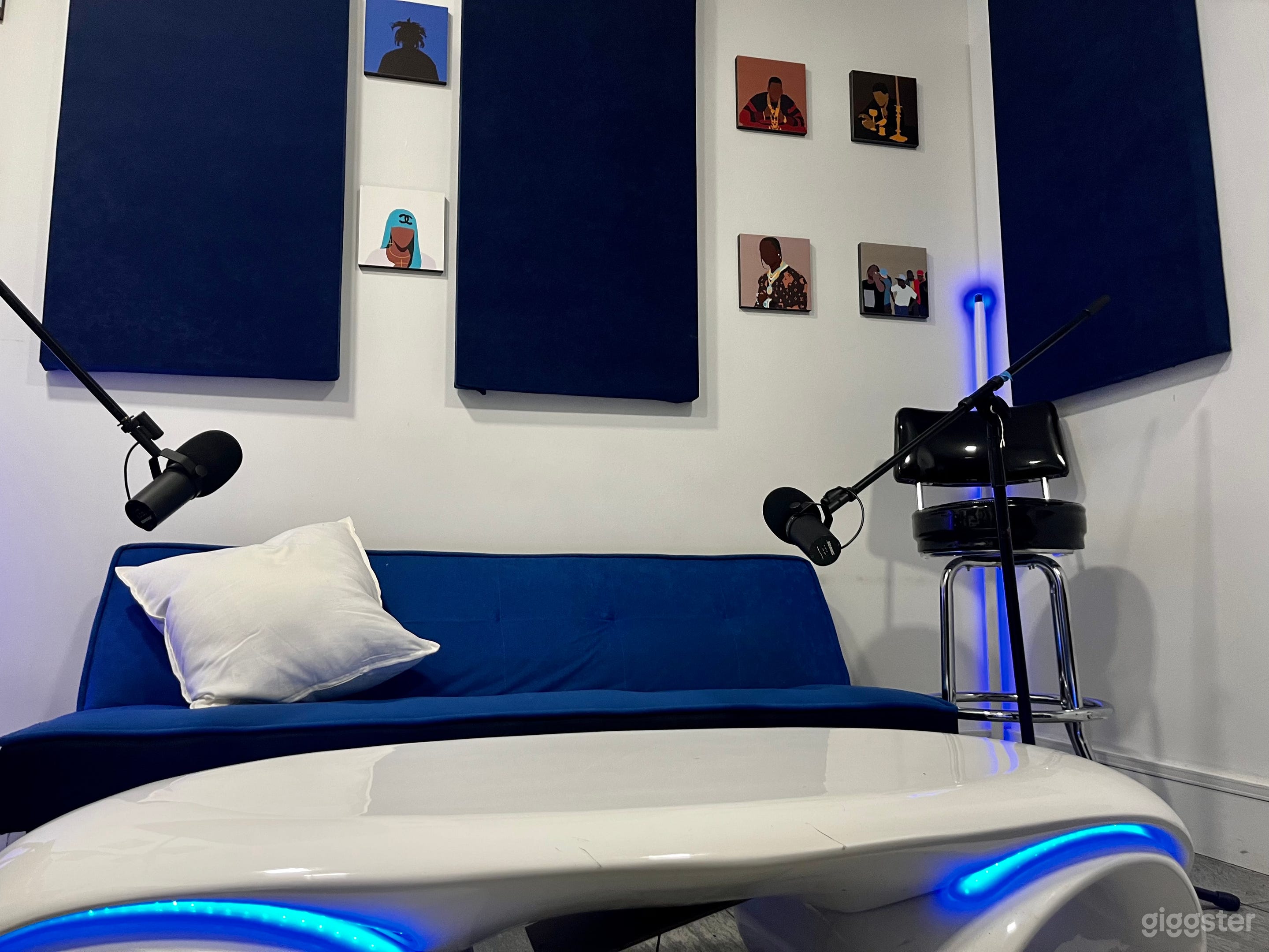 Blue room Recording / Podcast Studio in Bed Stuy ! Photo 1