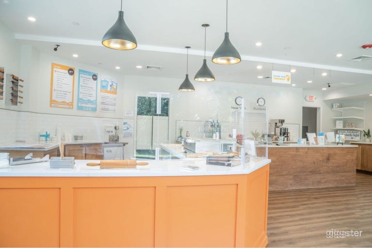  Café / Espacio para eventos cálido y acogedor con amplio estacionamiento 