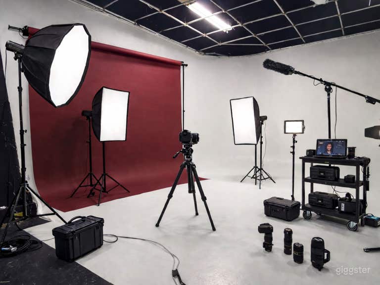  Cinematic Cyclorama Studio with Vintage Lounge | Toronto 