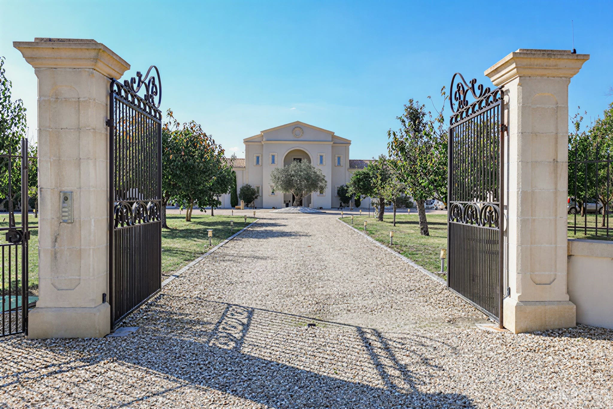 Photo de Cour Charmante pour Événements en Plein Air 4