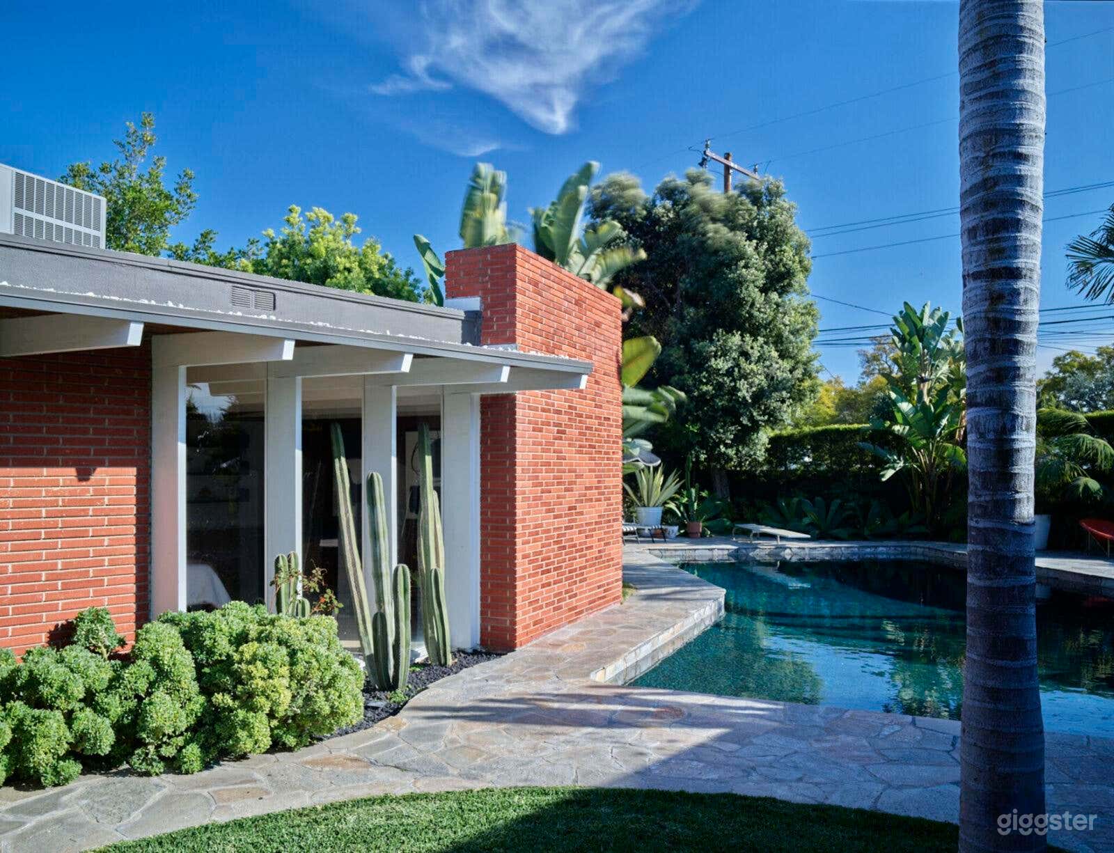 Mid-Century Modern Backyard Oasis Photo 2