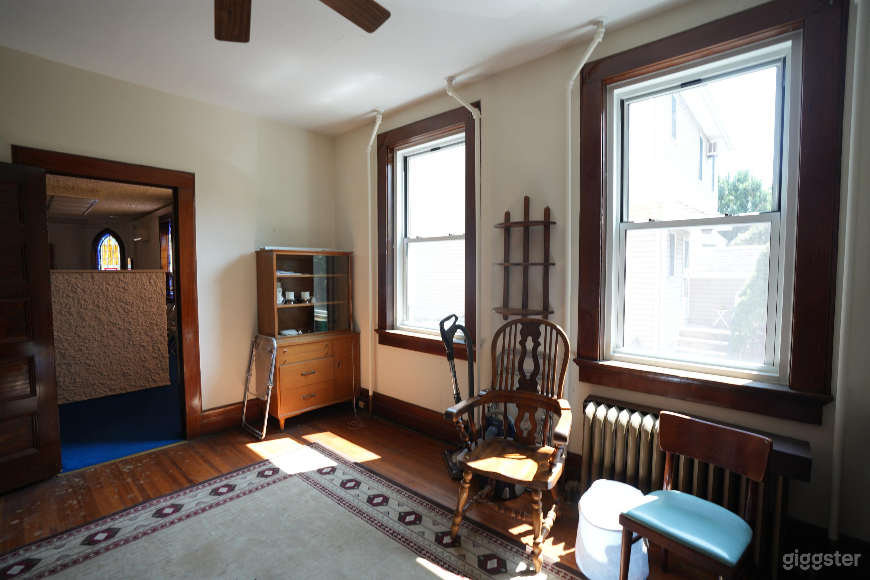Expansive Bright School with Home Office and Warm Ambiance Photo 4
